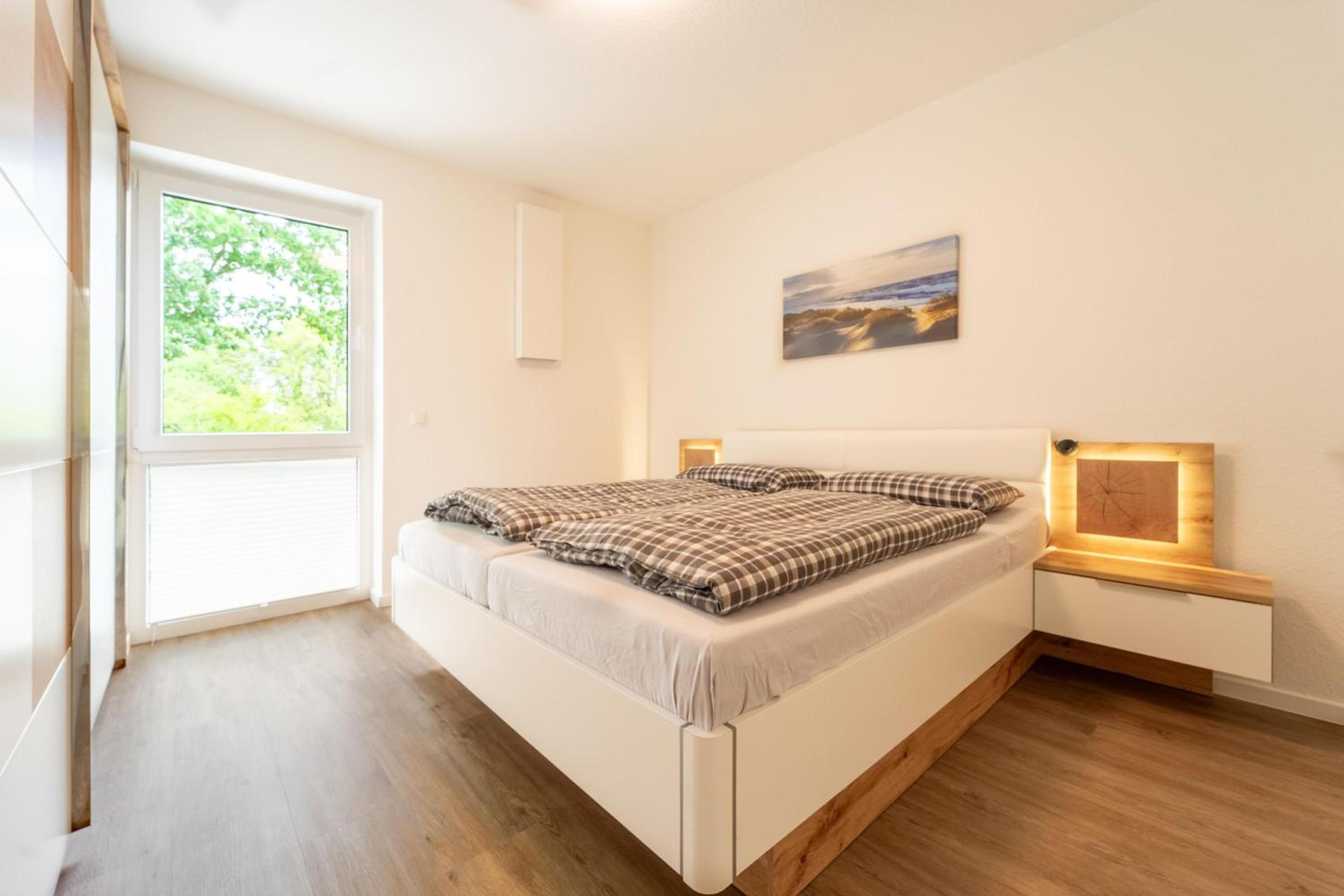 Moderne Ferienwohnung mit SUPs, Balkon und Parkplatz