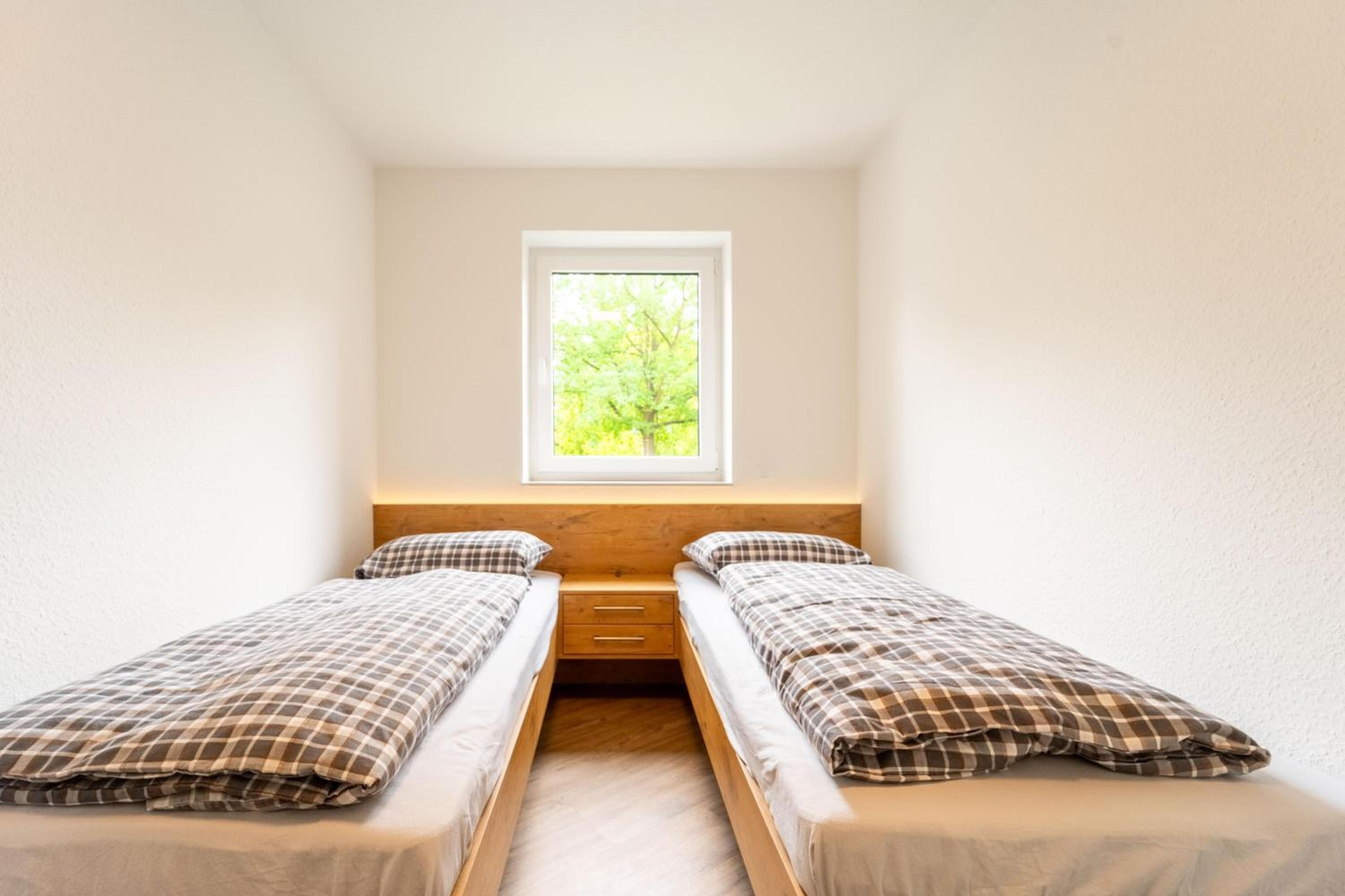 Moderne Ferienwohnung mit SUPs, Balkon und Parkplatz