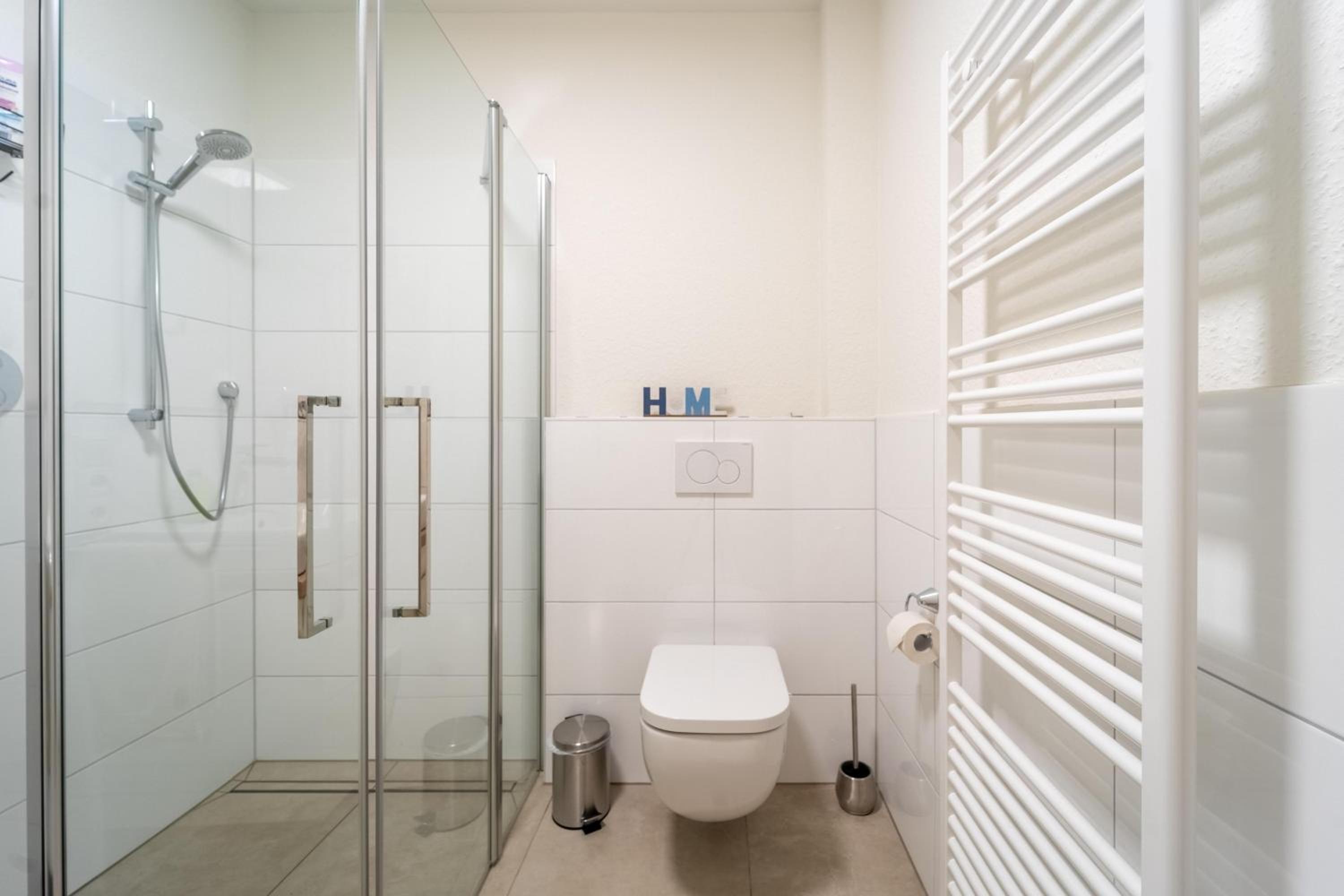 Moderne Ferienwohnung mit SUPs, Balkon und Parkplatz
