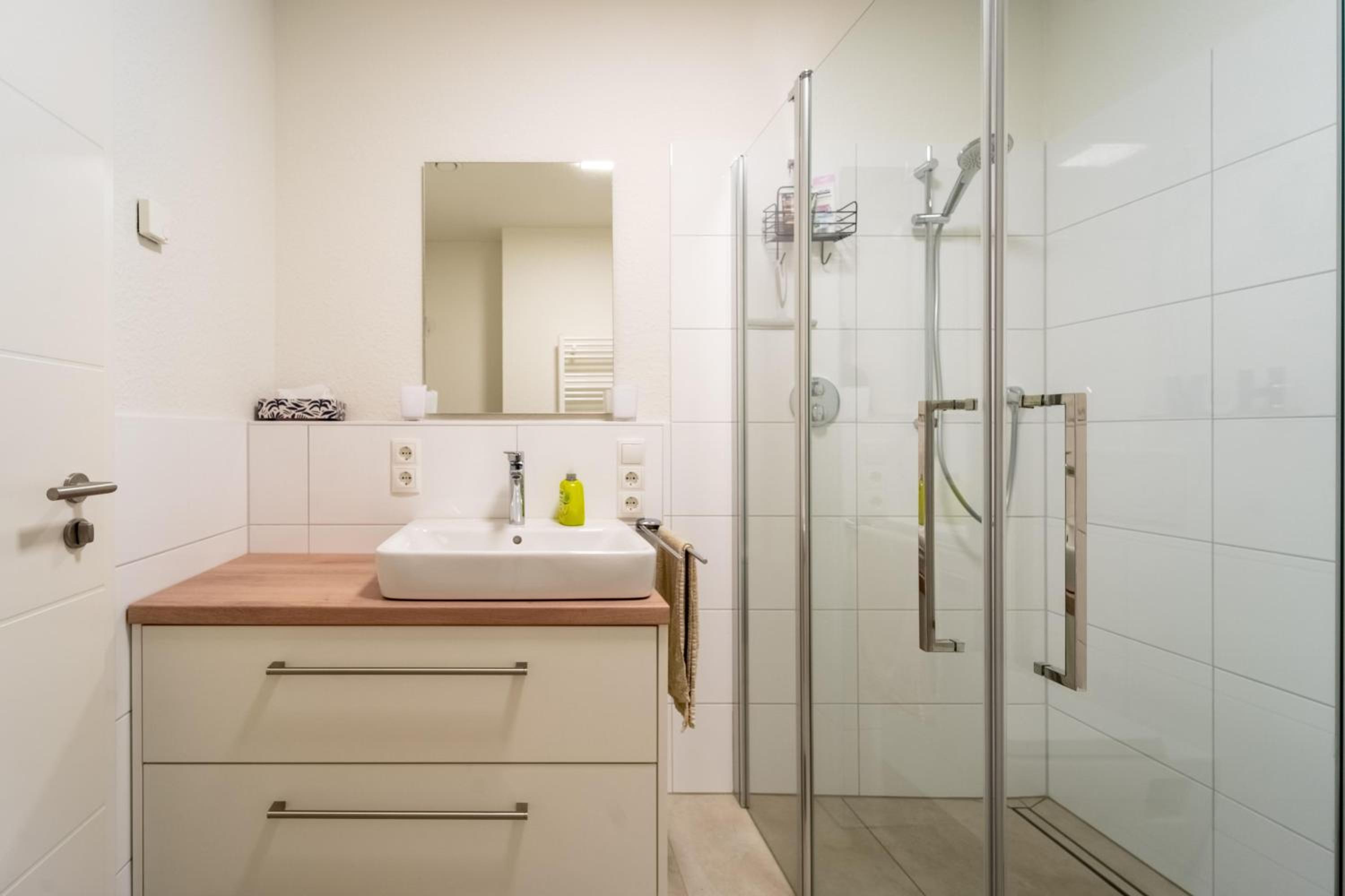 Moderne Ferienwohnung mit SUPs, Balkon und Parkplatz