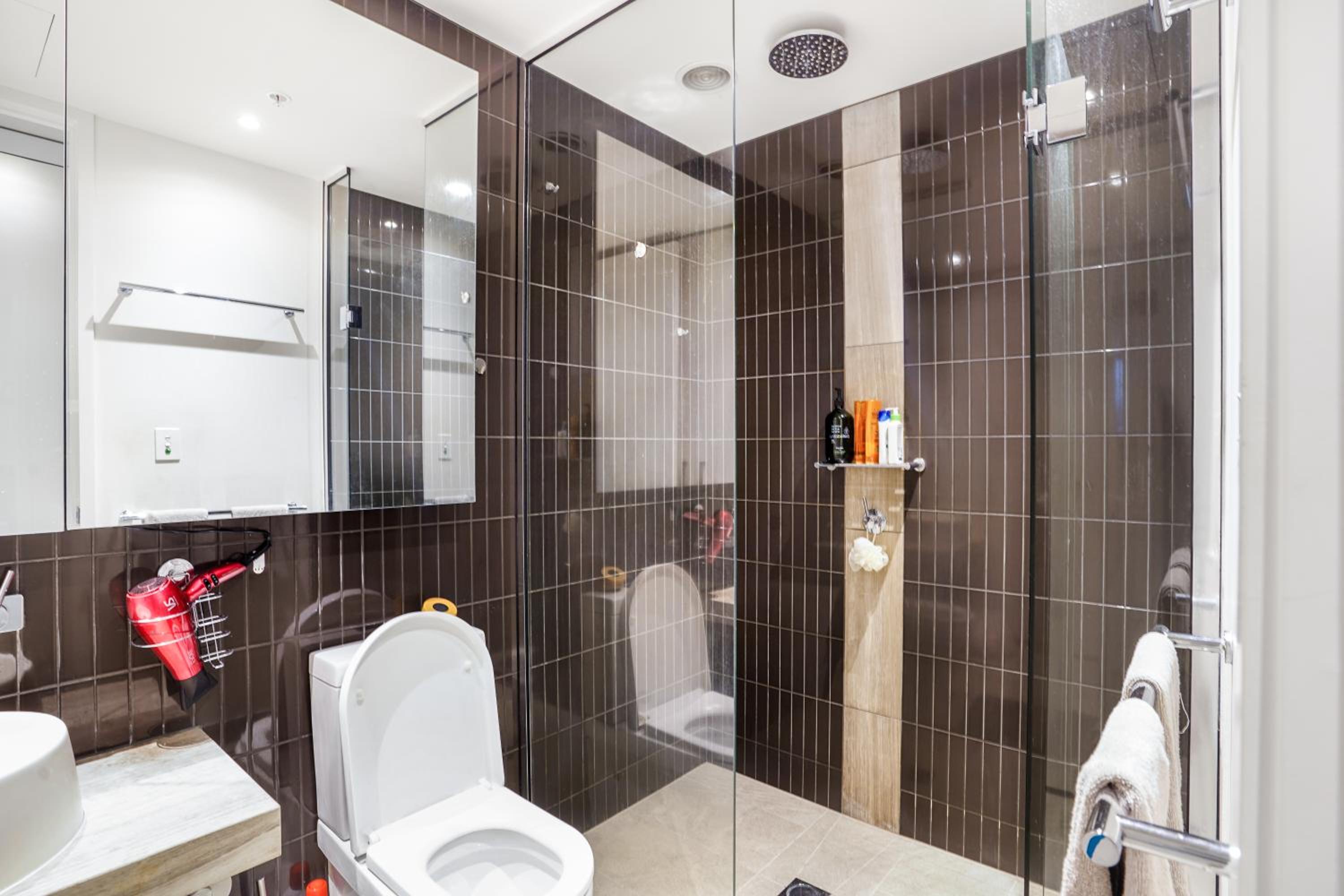Cosy 2-bedroom retreat with city view near QVM