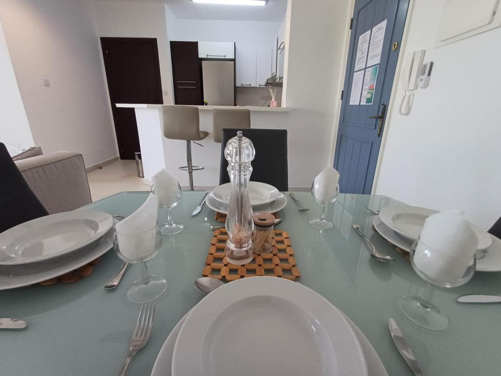 Kings Palace - Elegant 2BR, Sea Facing with Pool Views