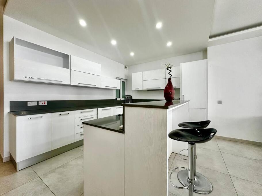 Modern retreat in the heart of St Julian photo 5
