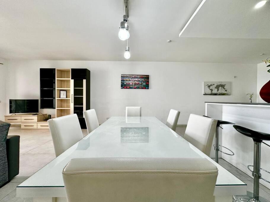 Modern retreat in the heart of St Julian photo 3