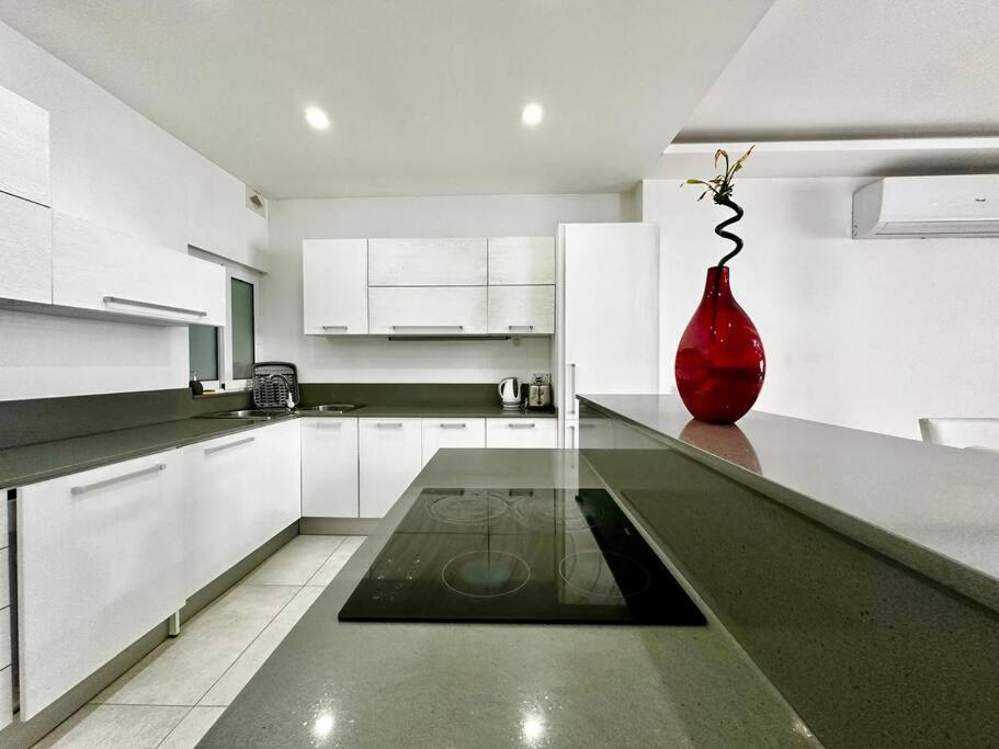 Modern retreat in the heart of St Julian photo 4