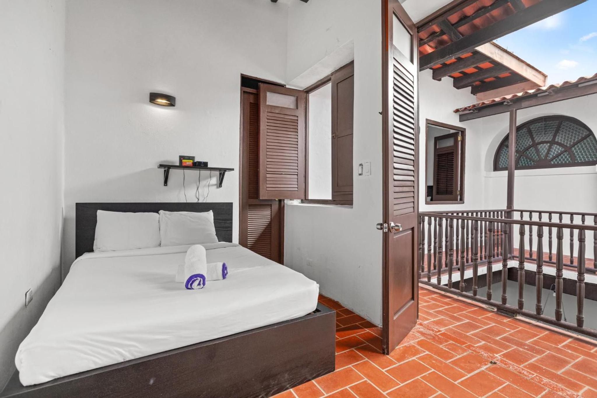 Colonial Villa Just Remodeled 2 floors Indoor Patio & Tub view 5