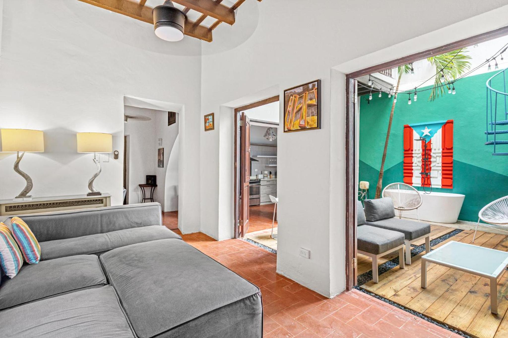 Colonial Villa Just Remodeled 2 floors Indoor Patio & Tub view 4