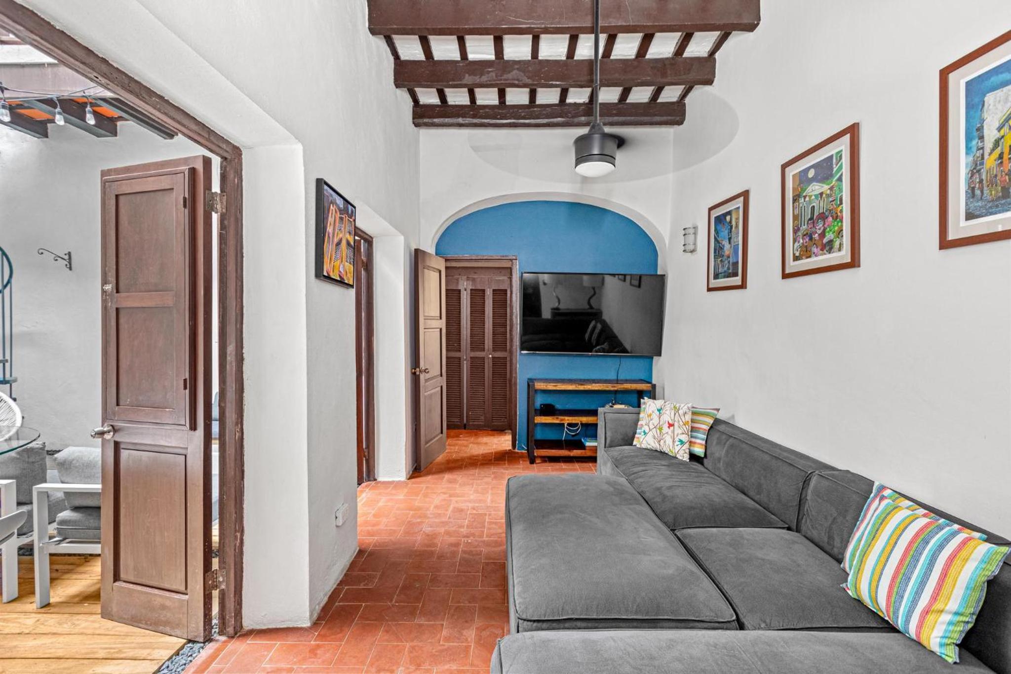 Colonial Villa Just Remodeled 2 floors Indoor Patio & Tub view 2