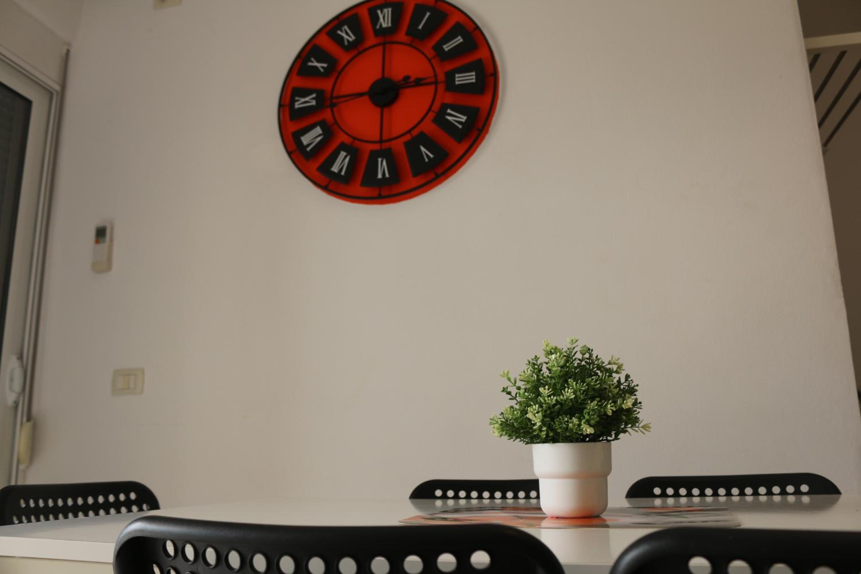 Orange Corner Apartment