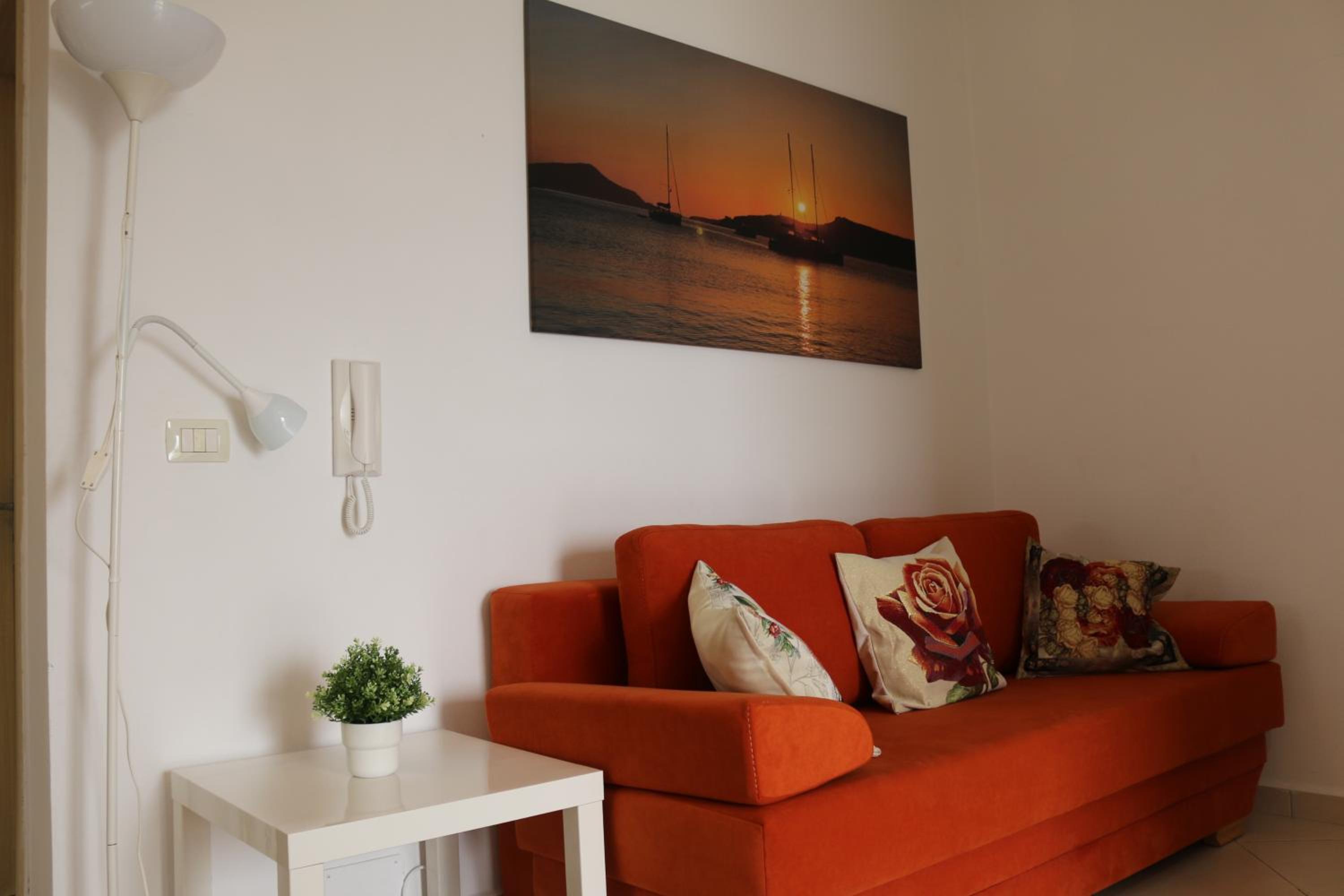 Orange Corner Apartment
