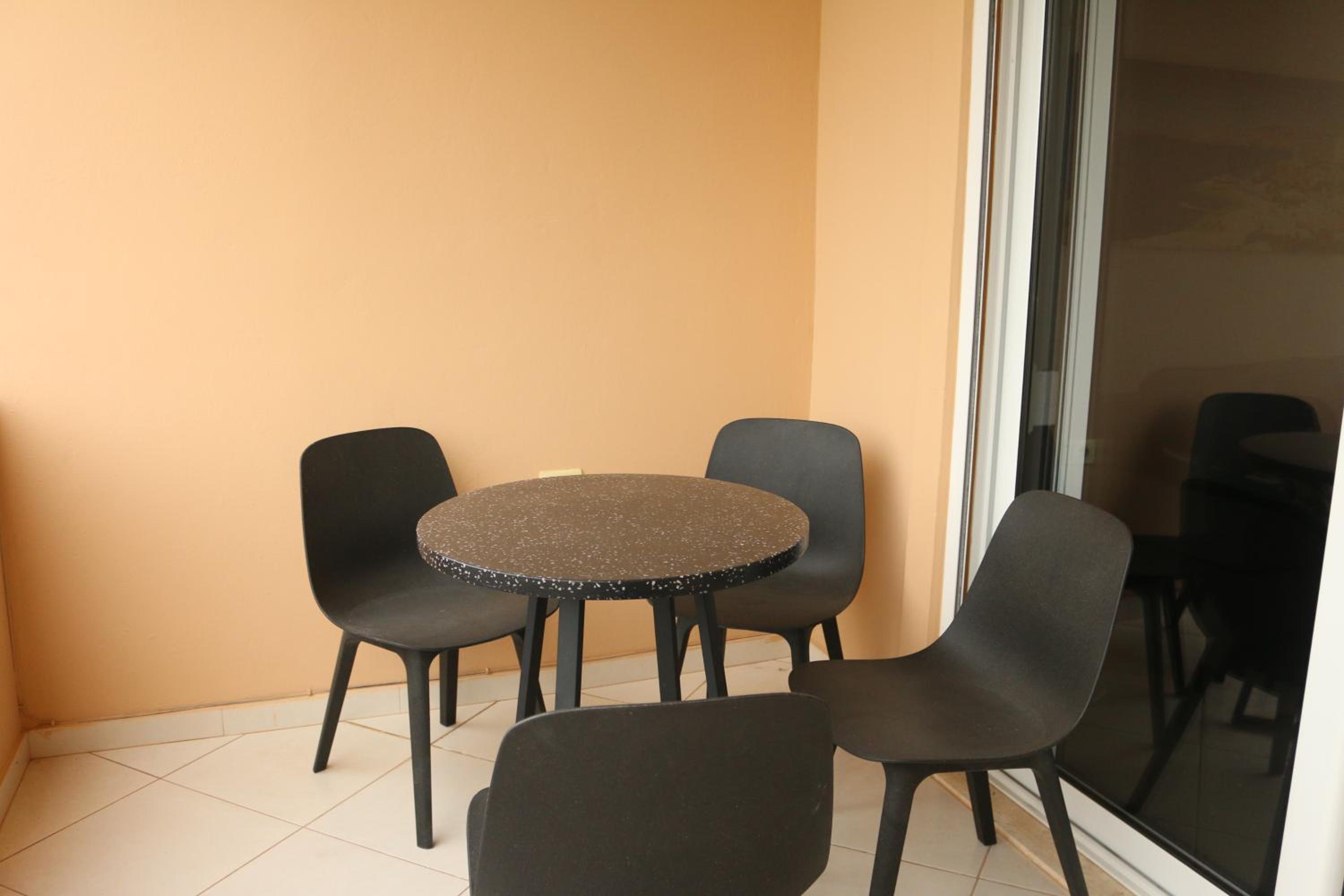 Orange Corner Apartment