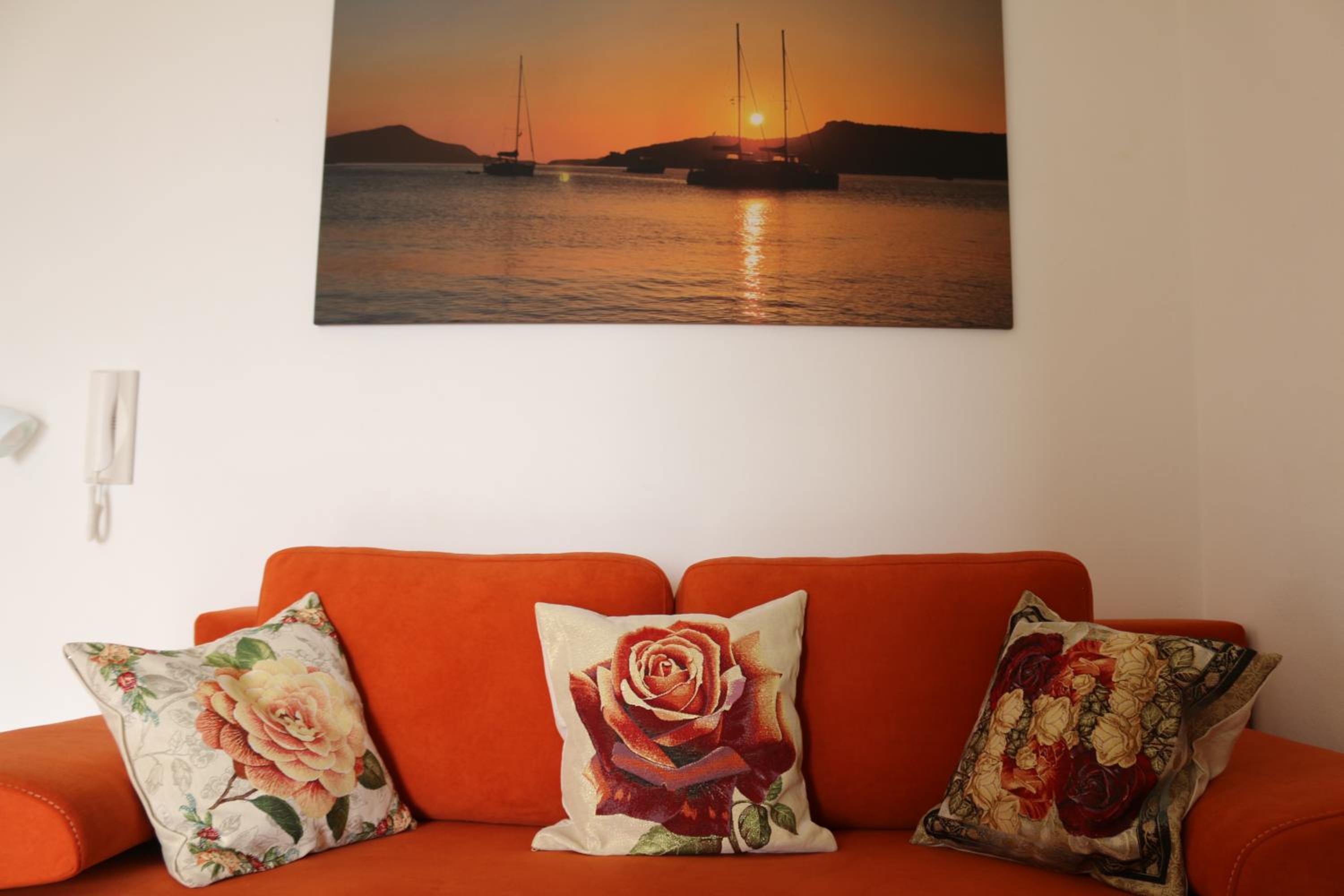 Orange Corner Apartment