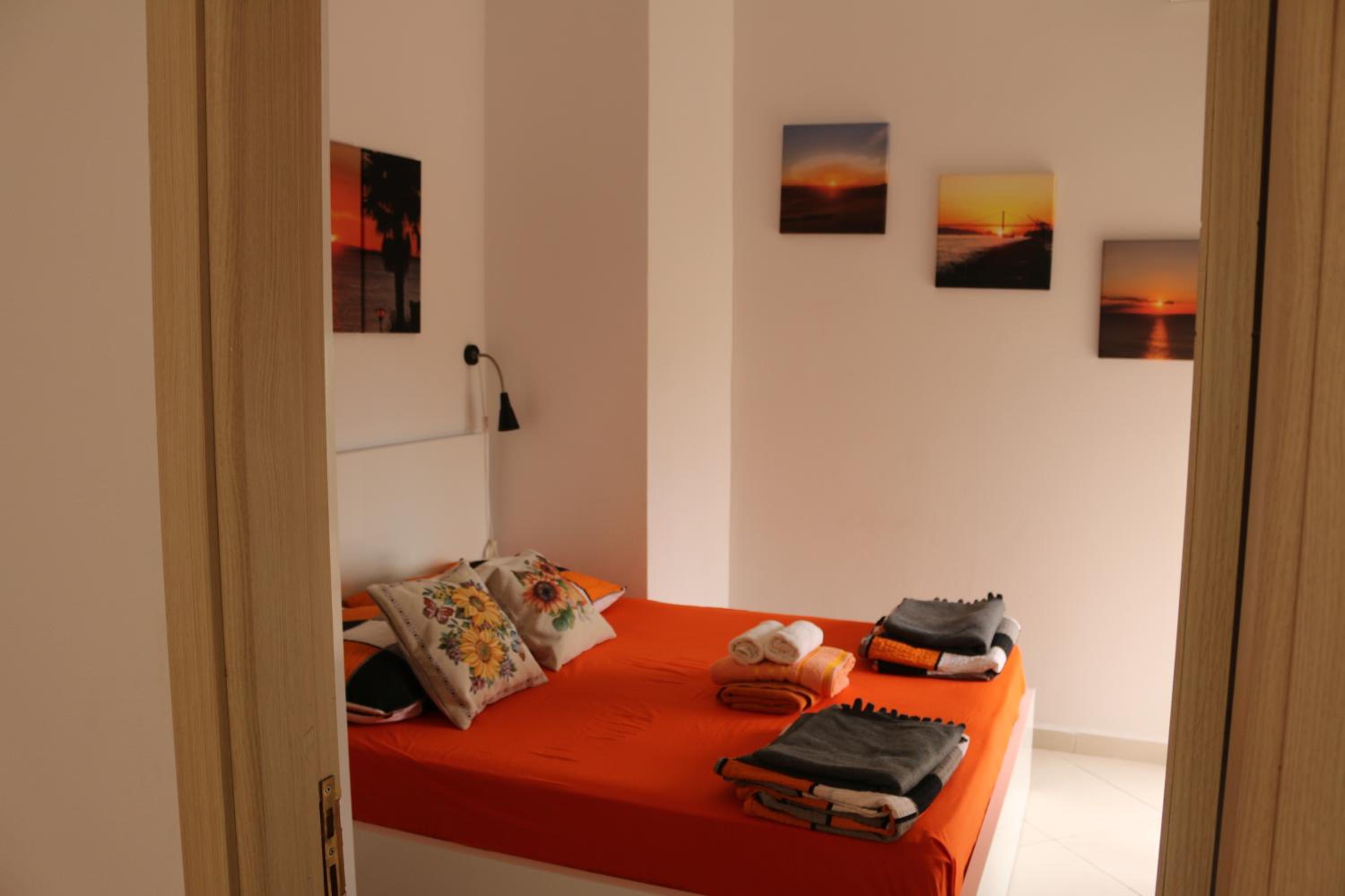 Orange Corner Apartment