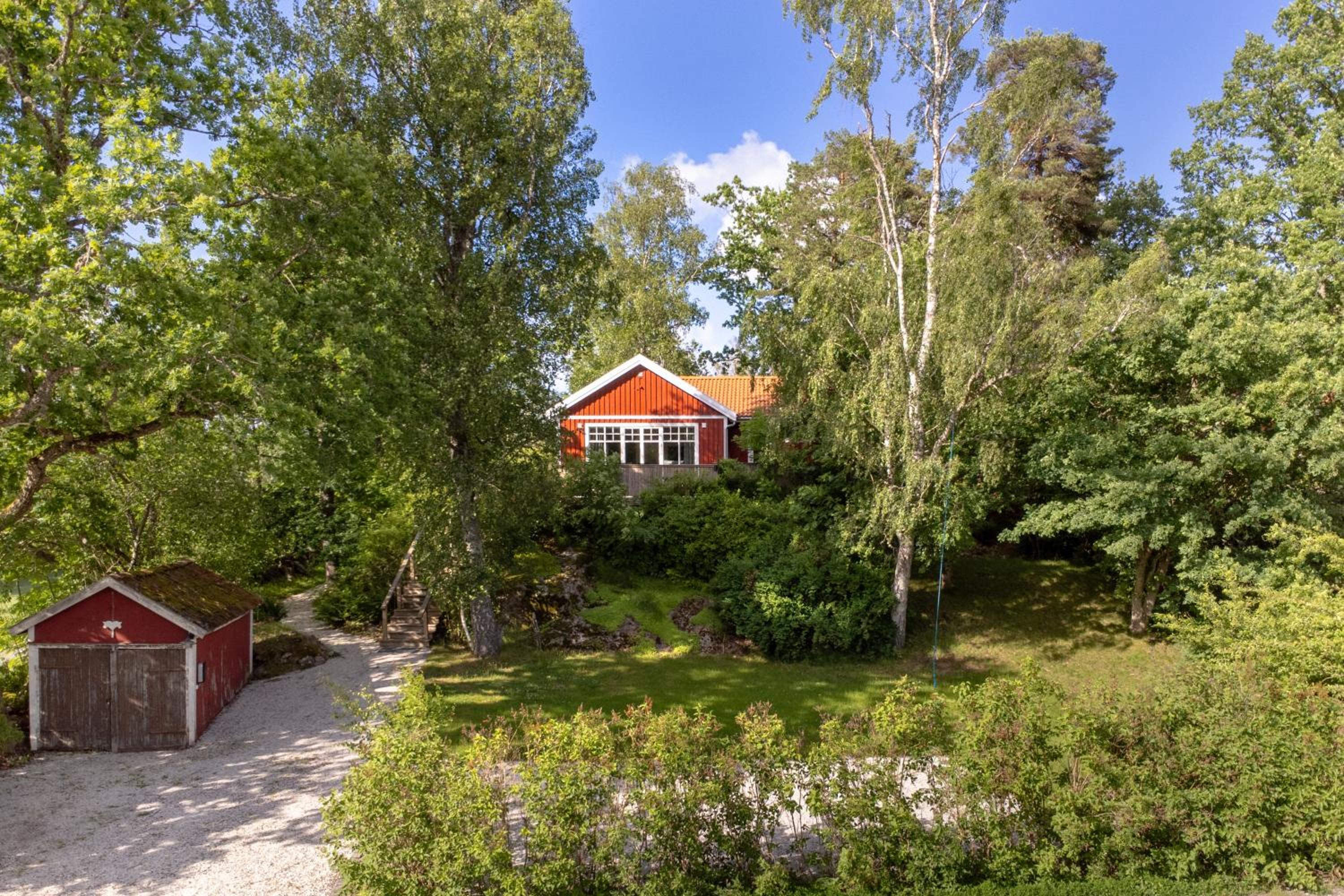 Lakeview spacious family home