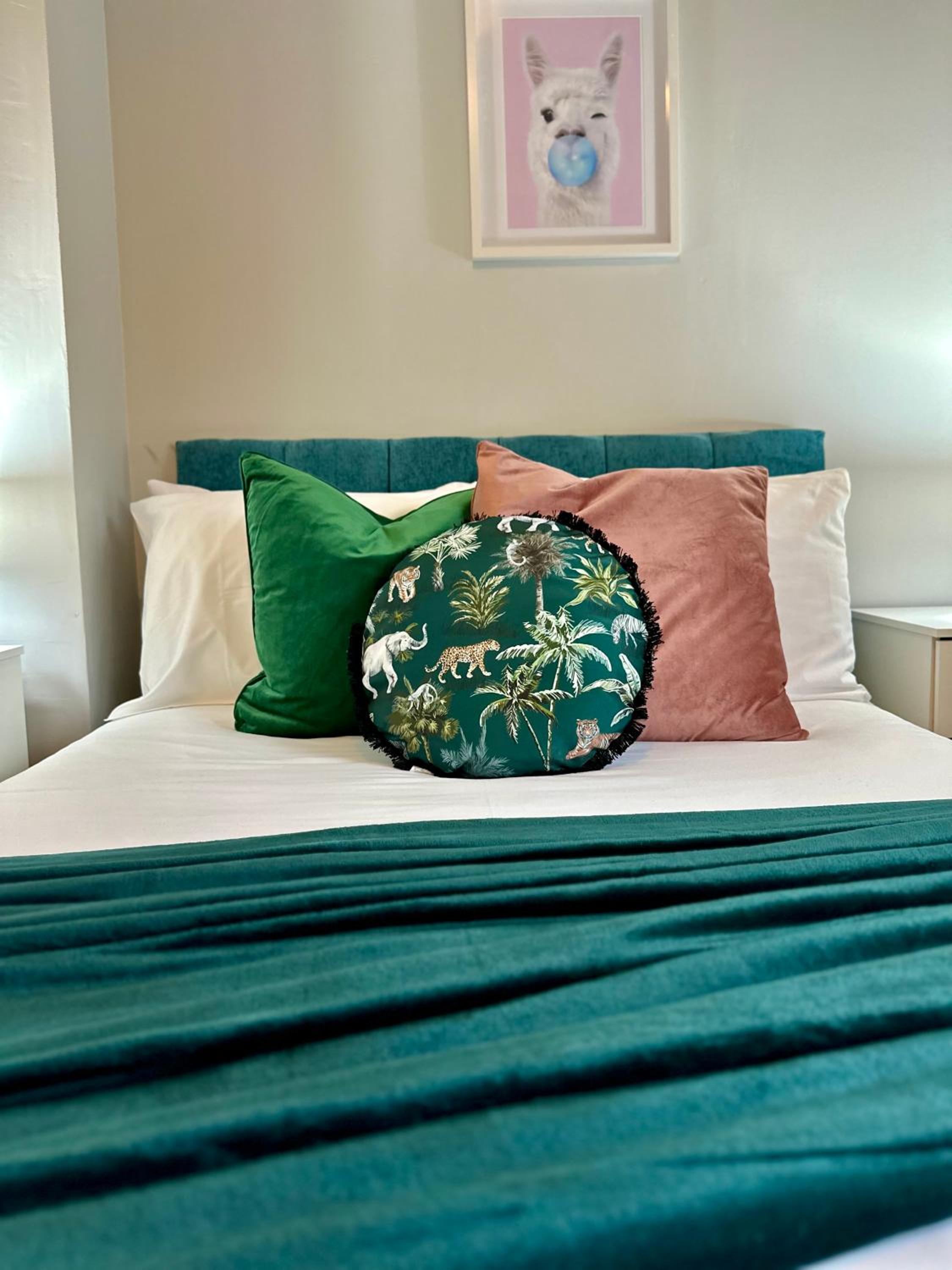 Elegant 6 Bedrooms Split Level Birmingham City Apartment view 5