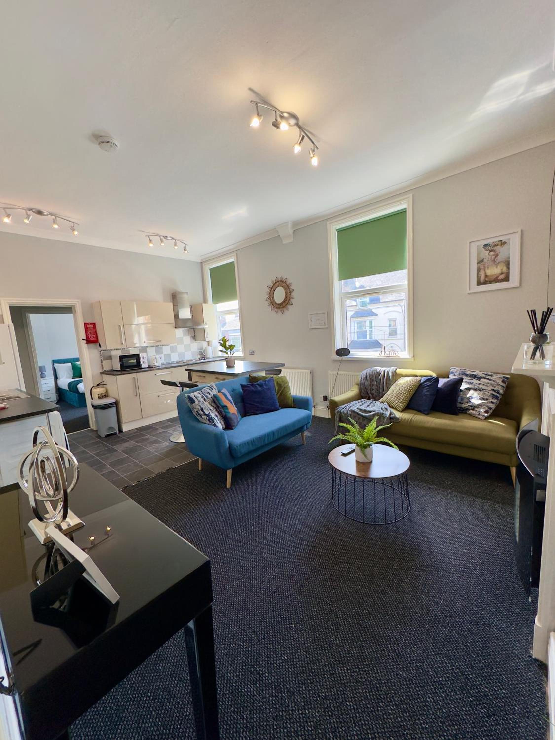Elegant 6 Bedrooms Split Level Birmingham City Apartment view 2