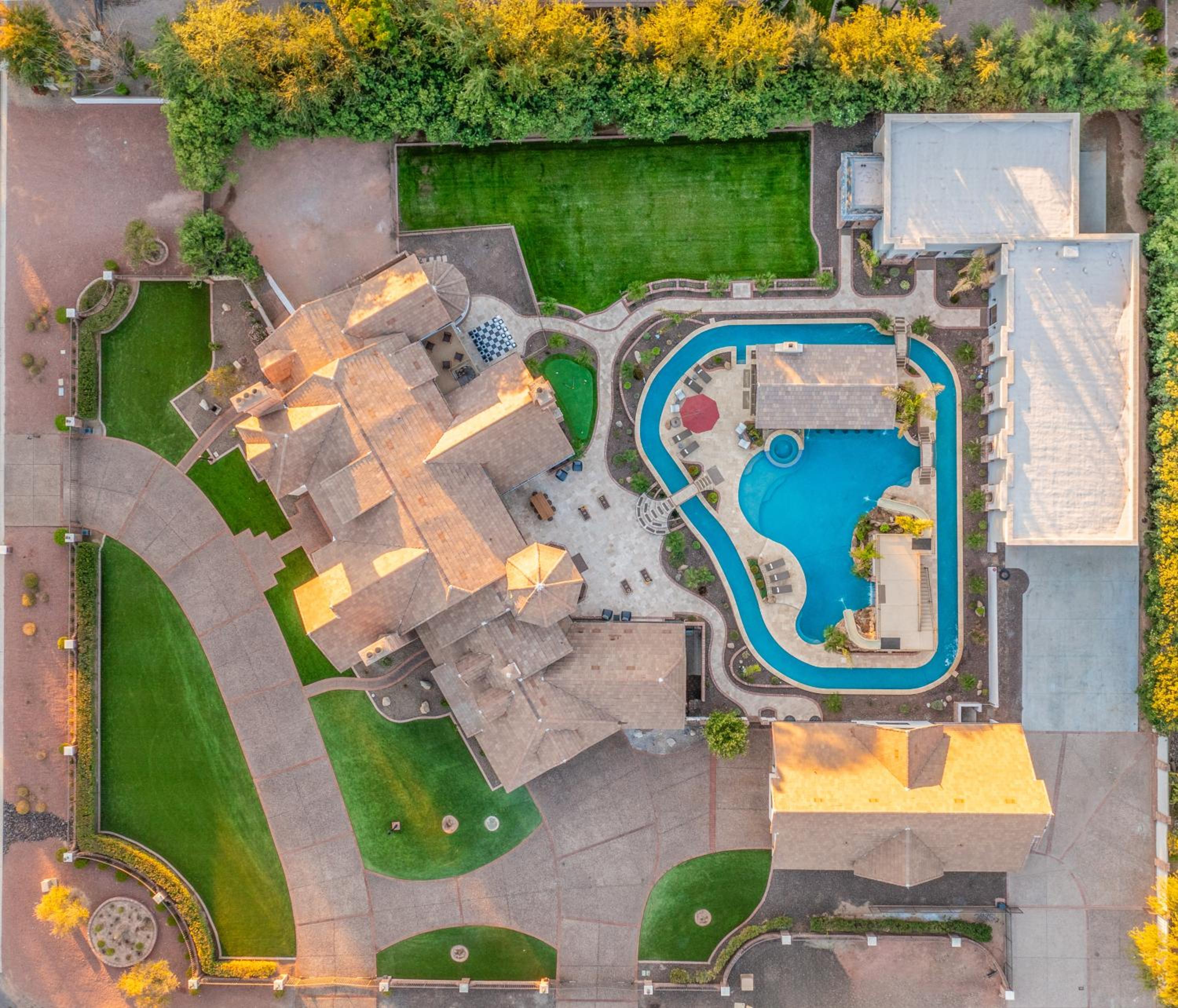 HÓZHÓ Grand Estate on Sunnyside view 2