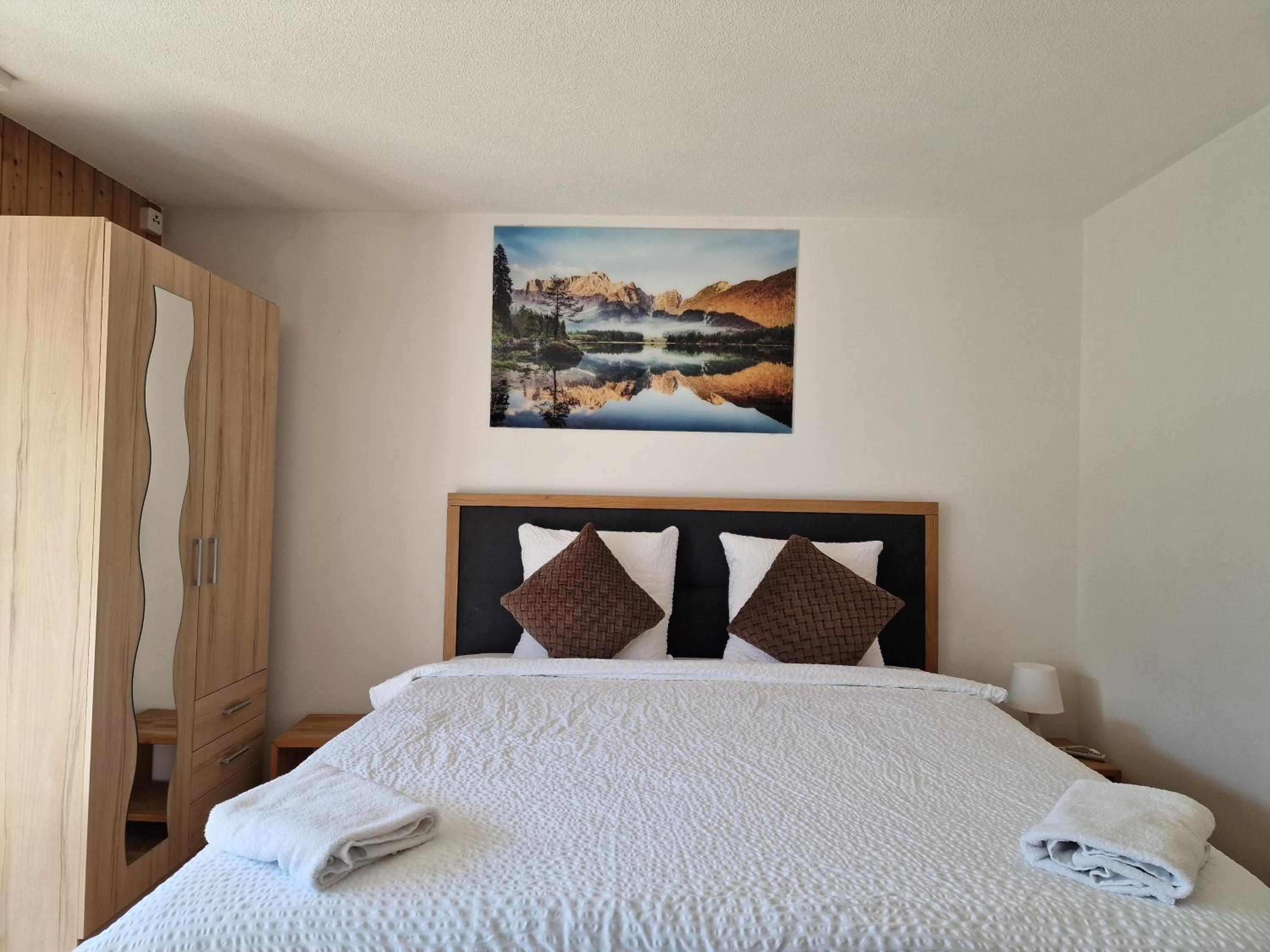 Lake View Apartment -14