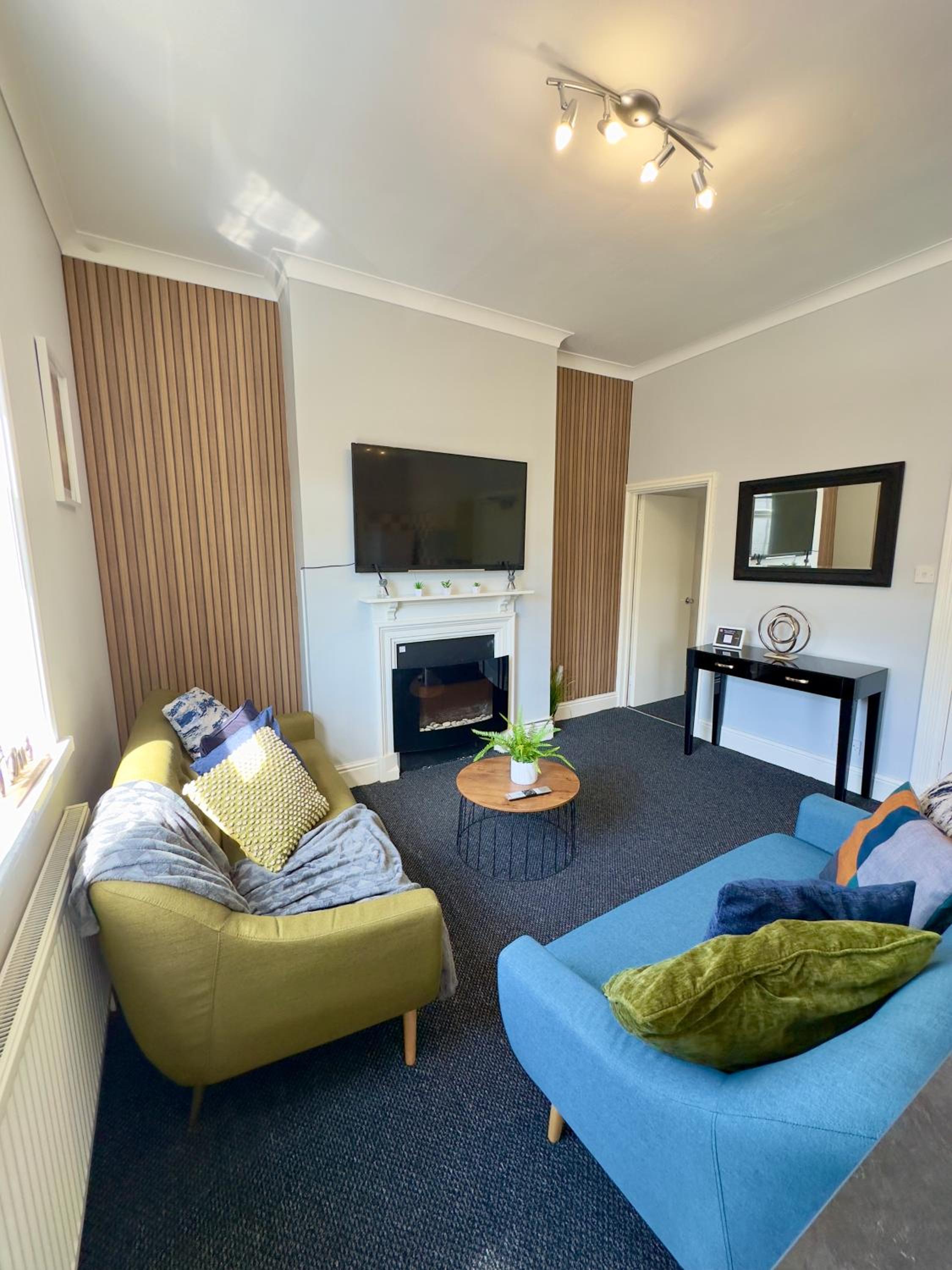 Elegant 6 Bedrooms Split Level Birmingham City Apartment view 4