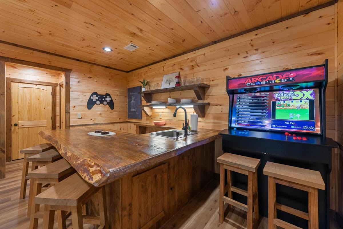 Grant's Lodge w Hot Tub Fire Pit Arcade Machine view 4