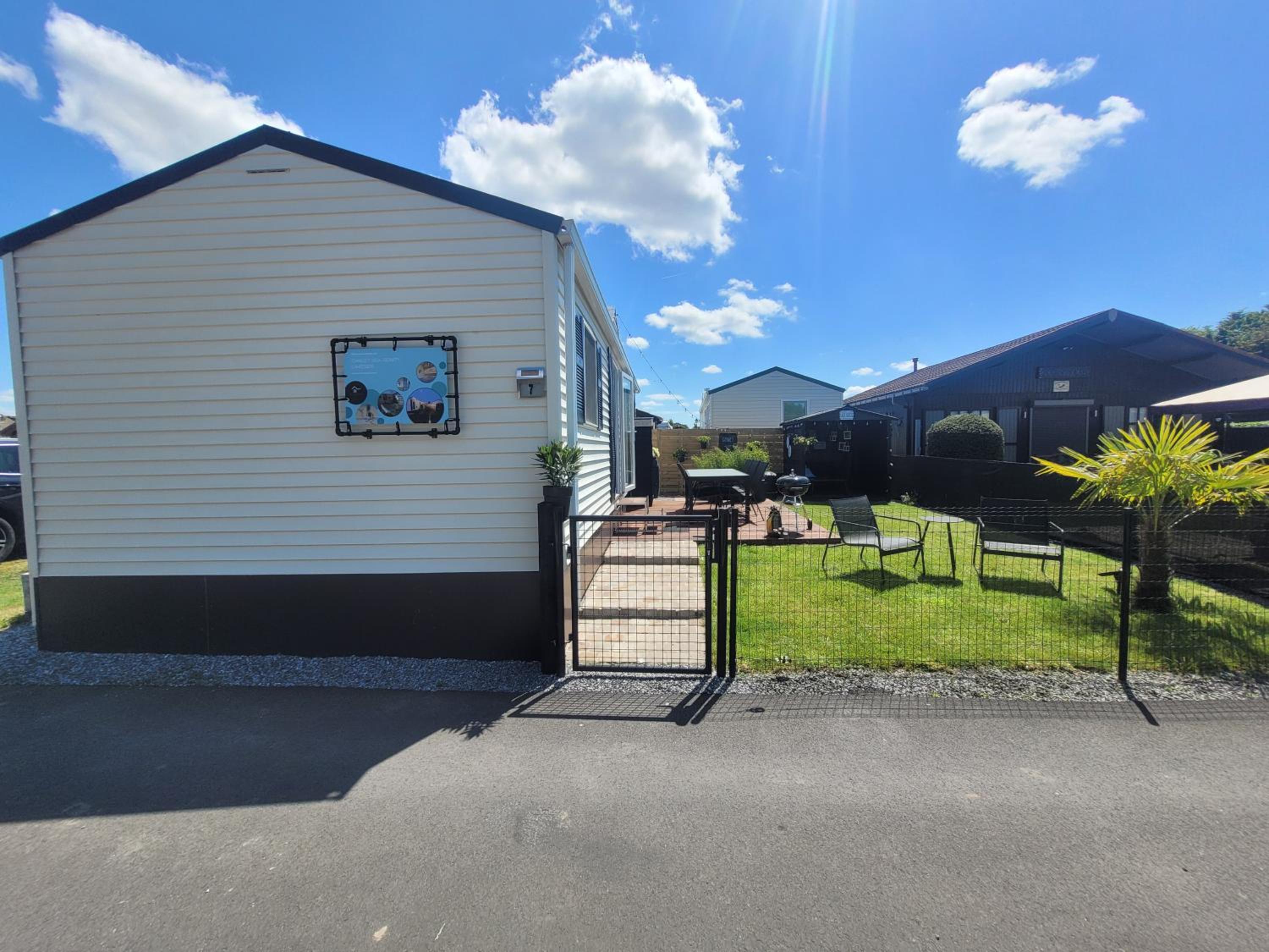 Chalet Sea-renity Lakeside met jacuzzi