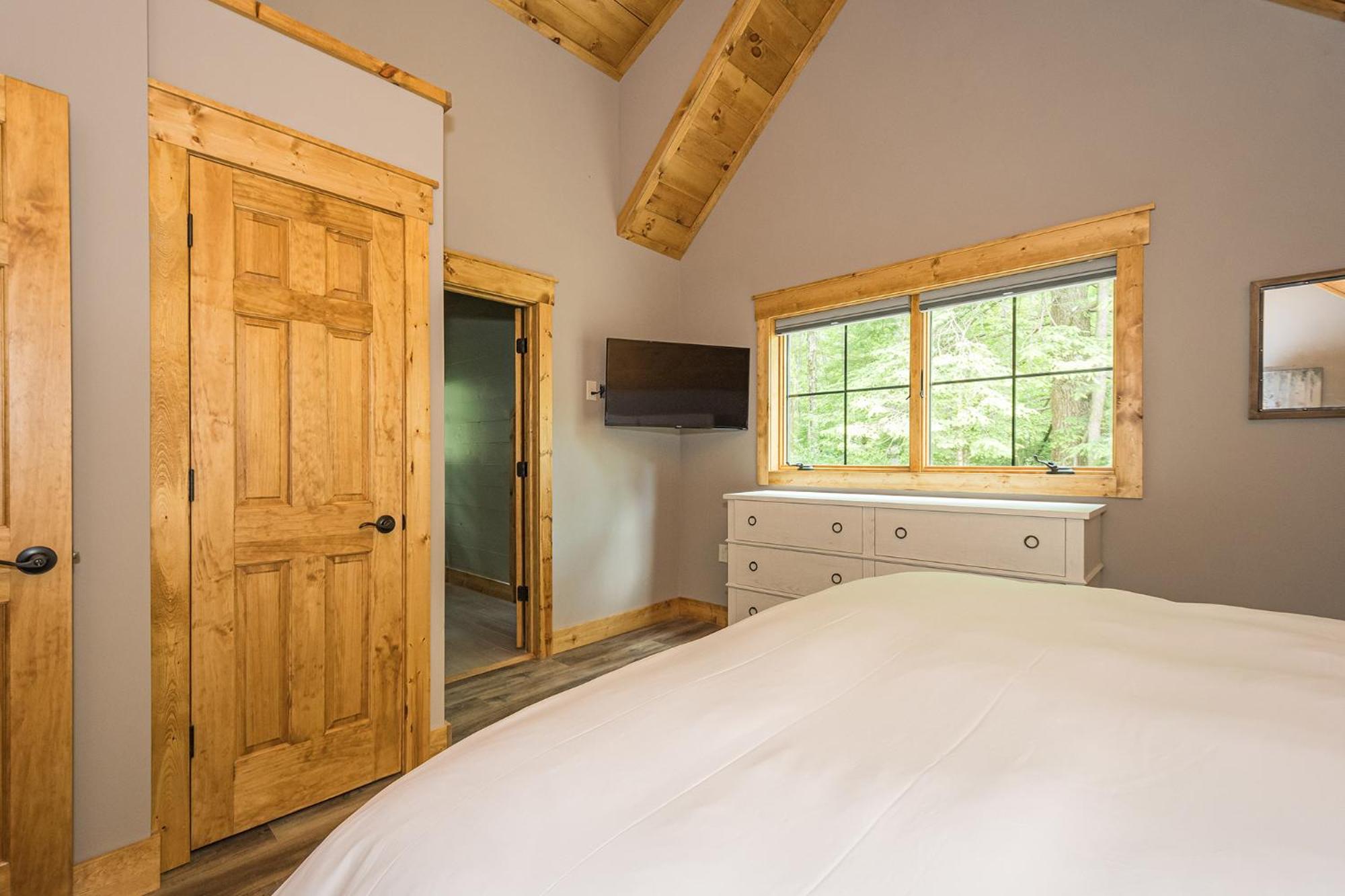 Ferndale: New, Lake Access w. Dock Slip, Hot Tub, Dogs OK view 4
