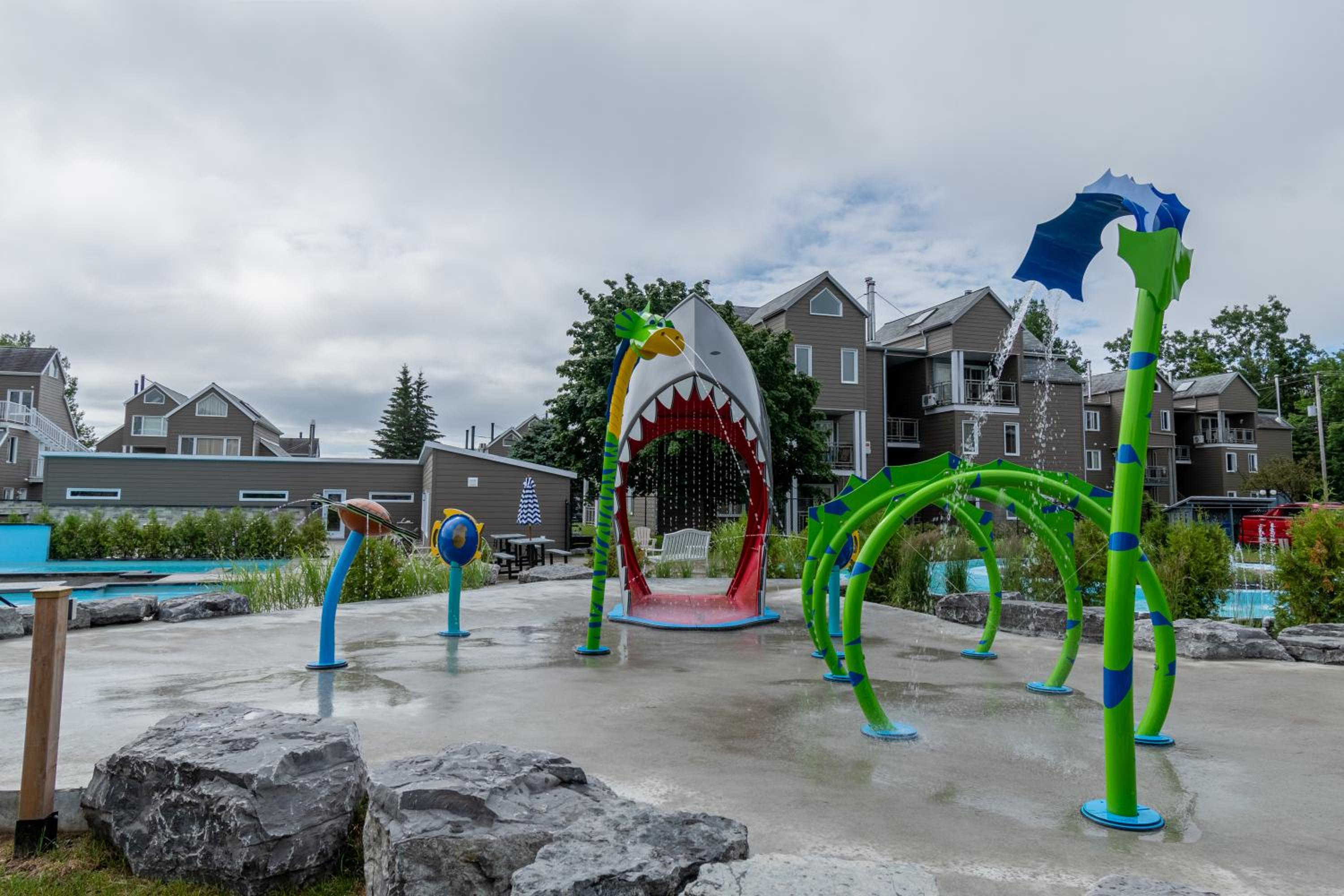 Condos Vacances MSA - incluant piscine et spas extérieurs chauffés à L'ANNÉE!!