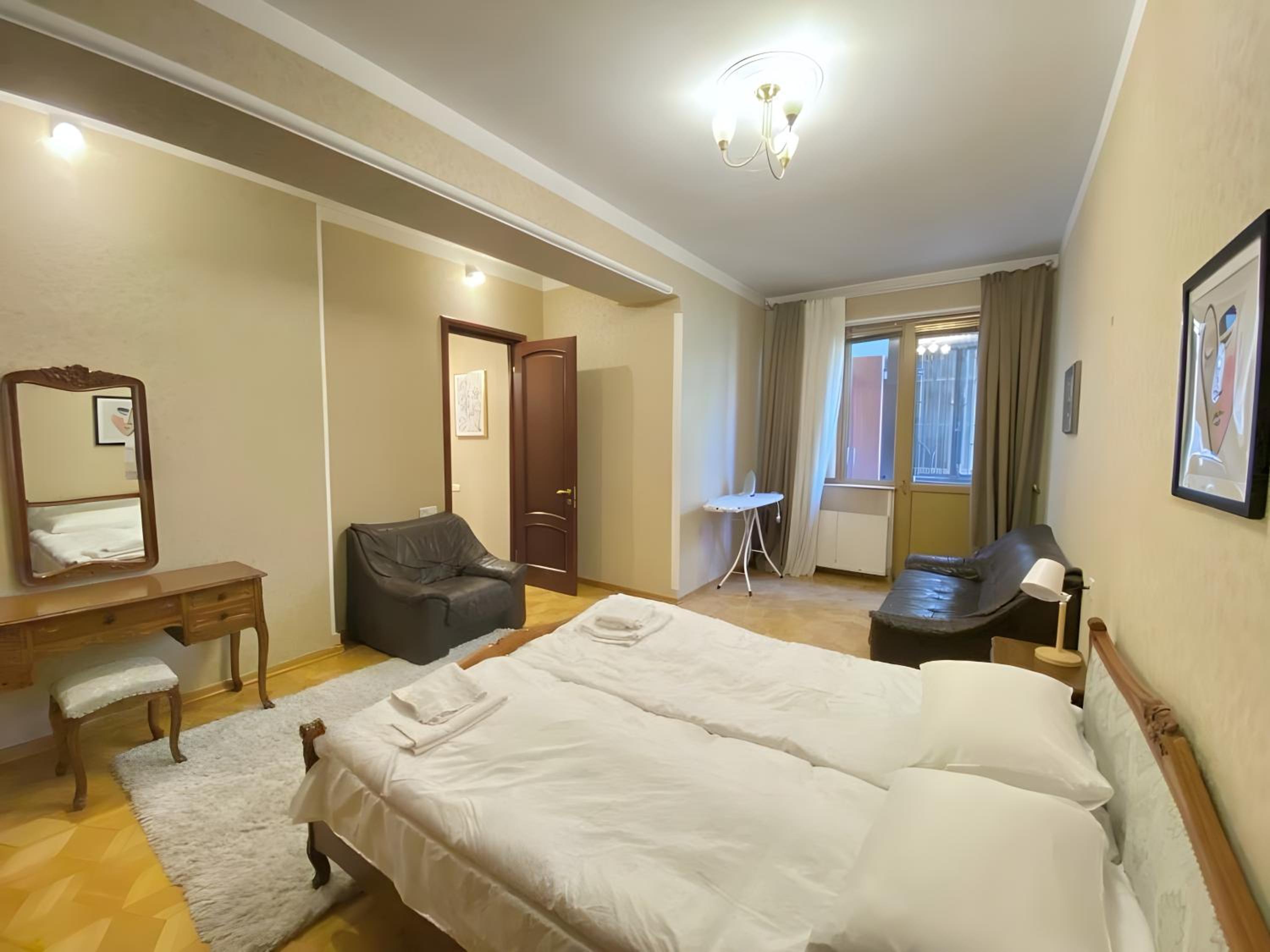 King-size Apartment in the Heart of Tbilisi view 3