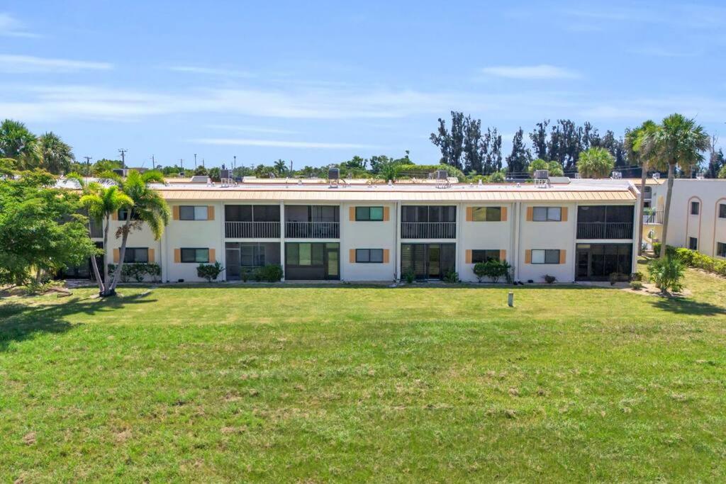 Casa Bella Escape - Minutes to Sanibel & FMB view 3