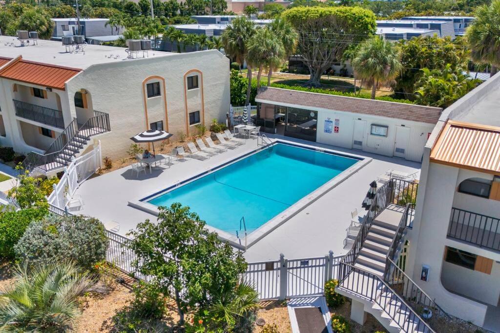Casa Bella Escape - Minutes to Sanibel & FMB view 5