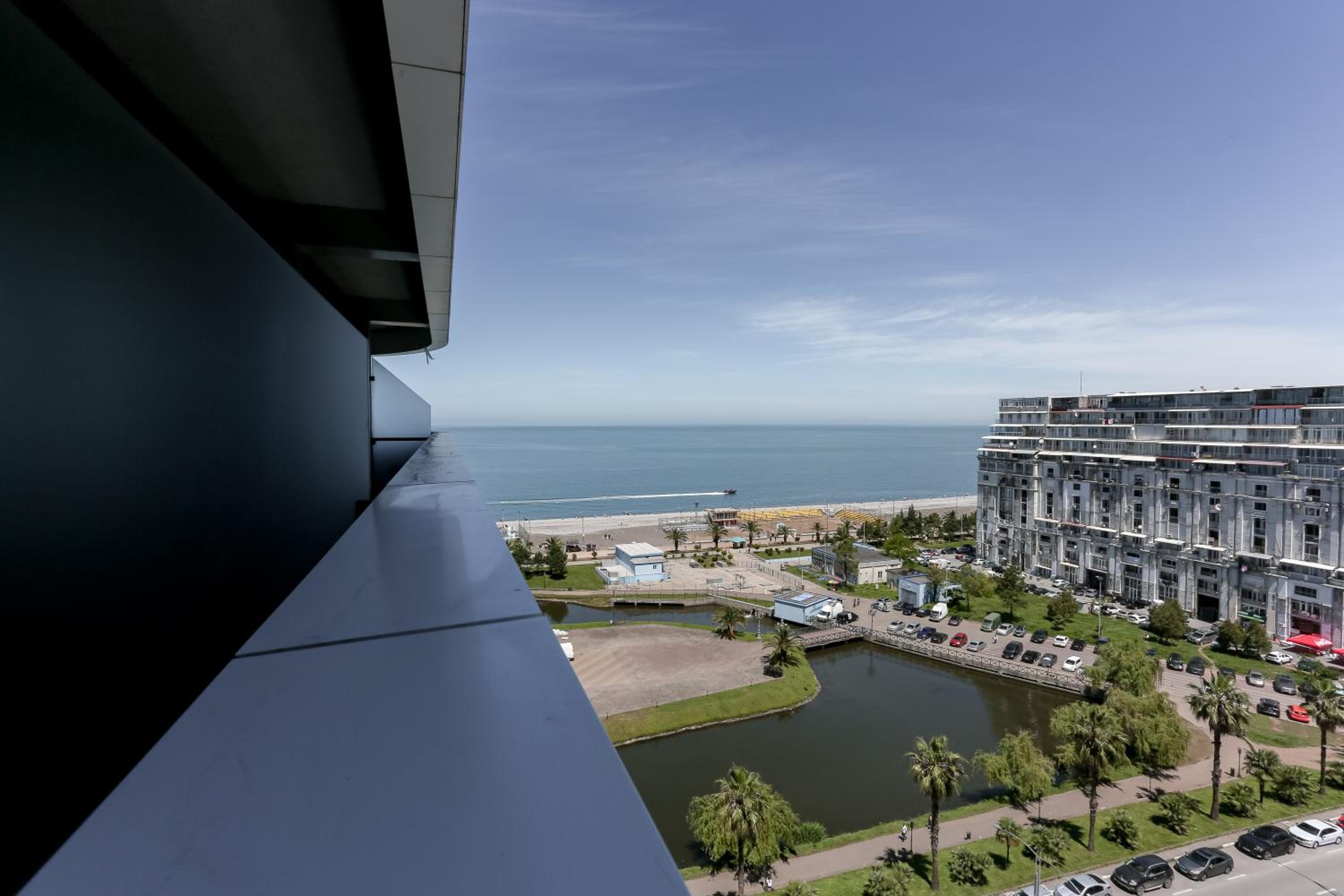 Courtyard Seaside Apartment
