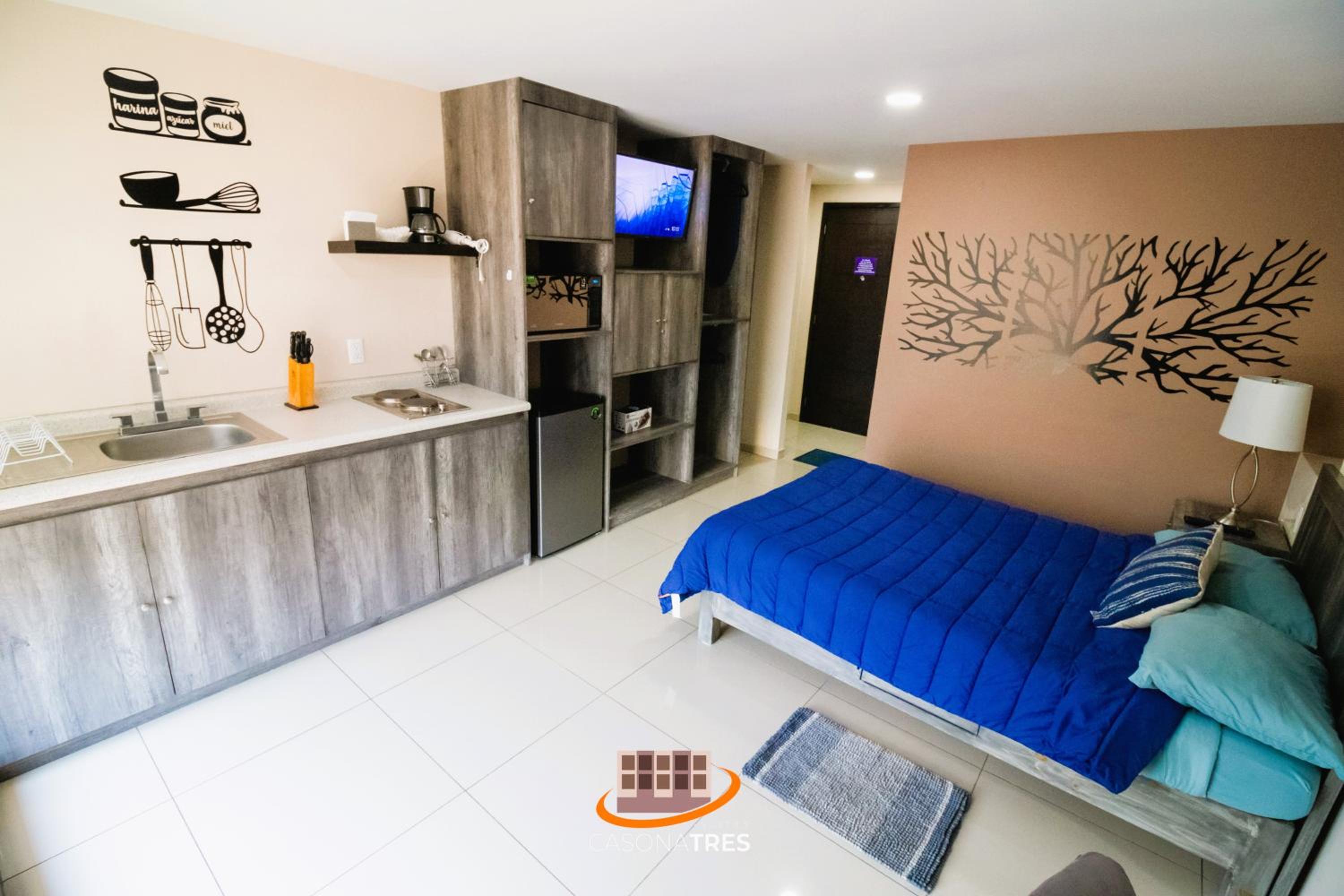 S01 SUITE KING SIZE Premium Frente al TEC CEM con Cocineta WiFi Balcón Parking Terraza
