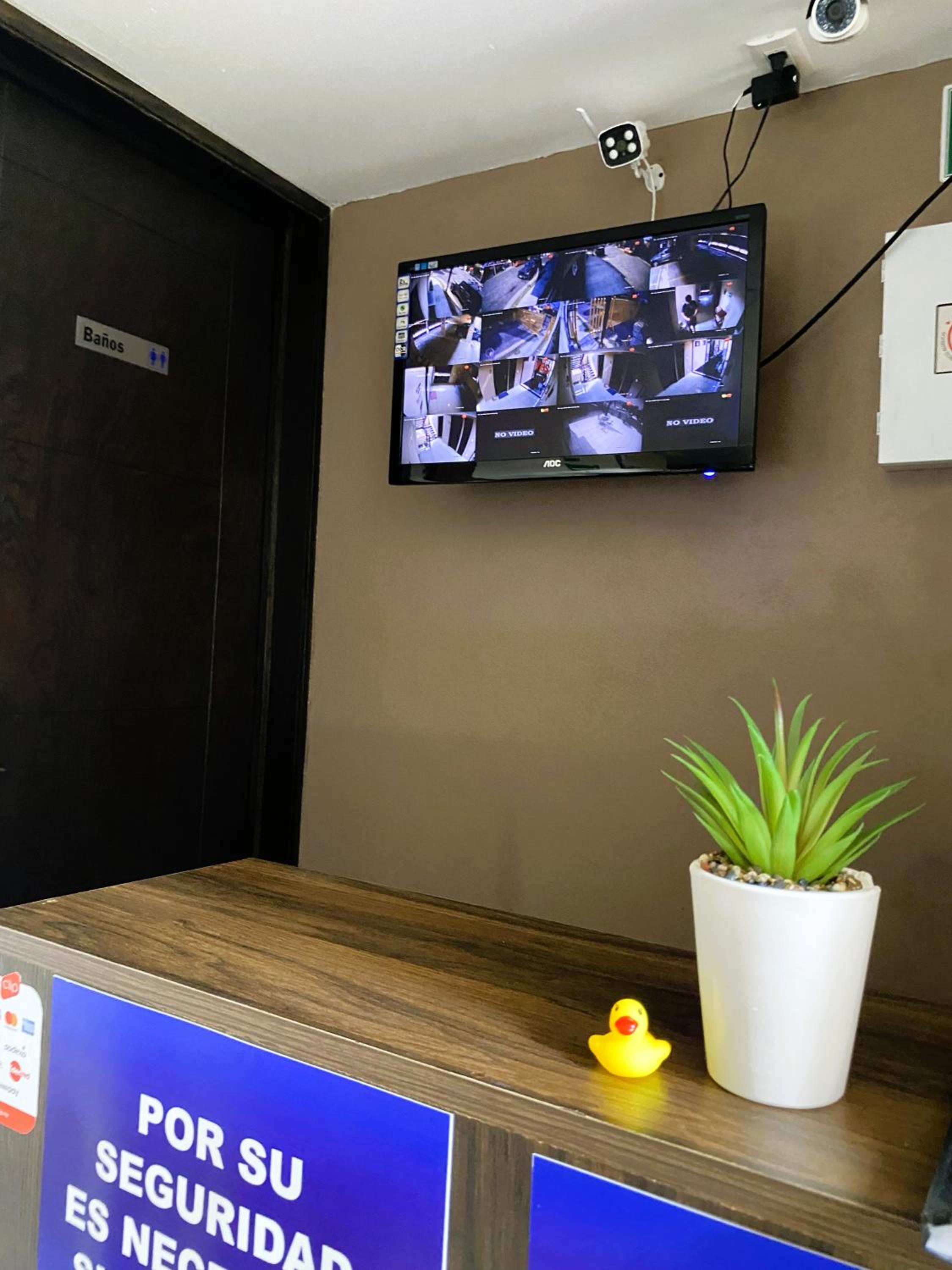 S01 SUITE KING SIZE Premium Frente al TEC CEM con Cocineta WiFi Balcón Parking Terraza