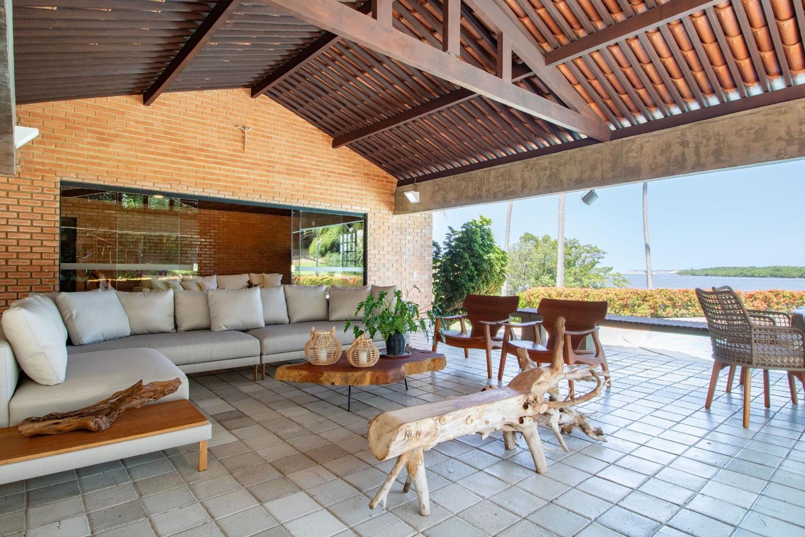 Casa 04 Suítes com vista privativa para lagoa