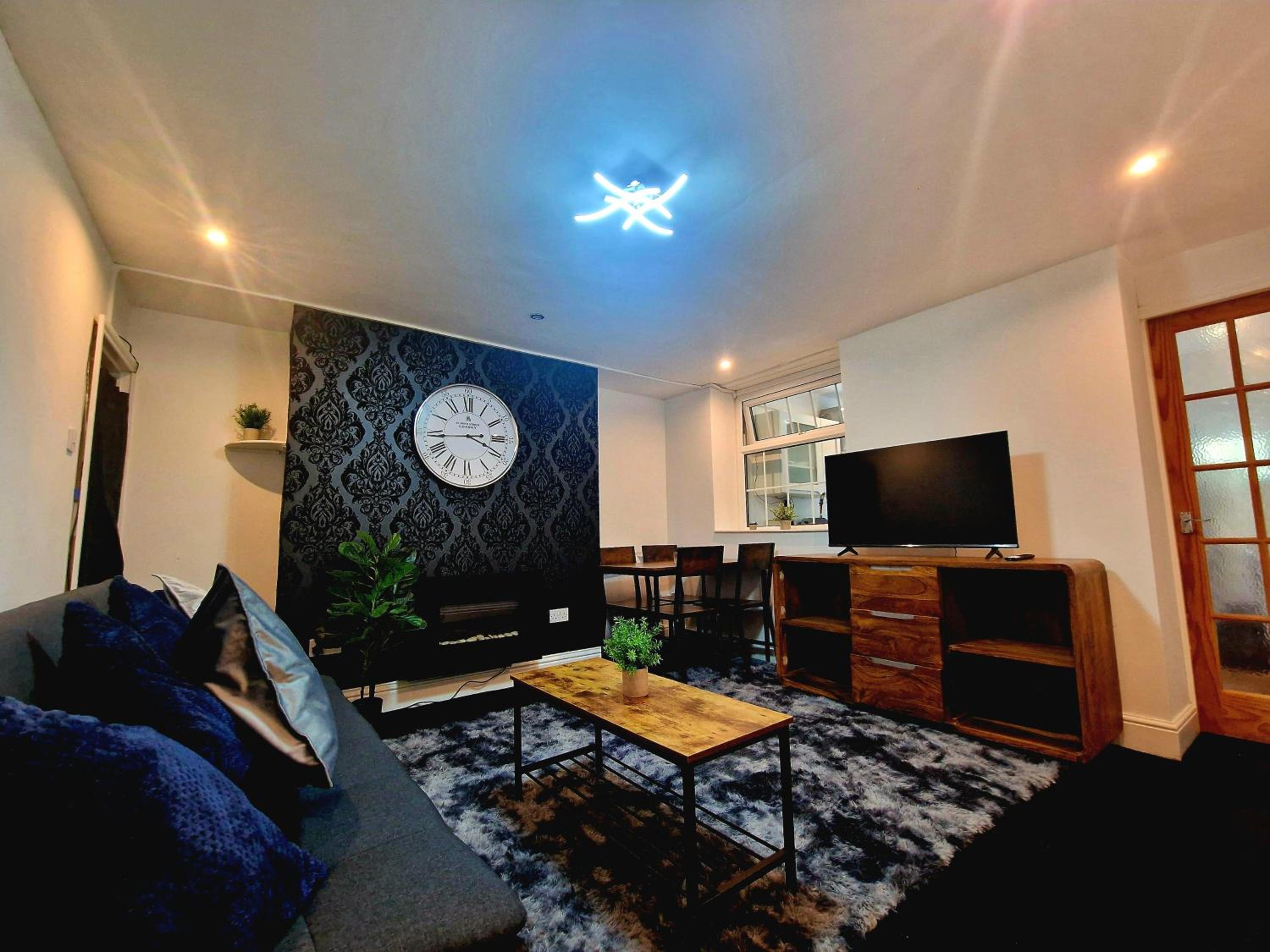 Private Courtyard apartment in Bradford with Parking view 2