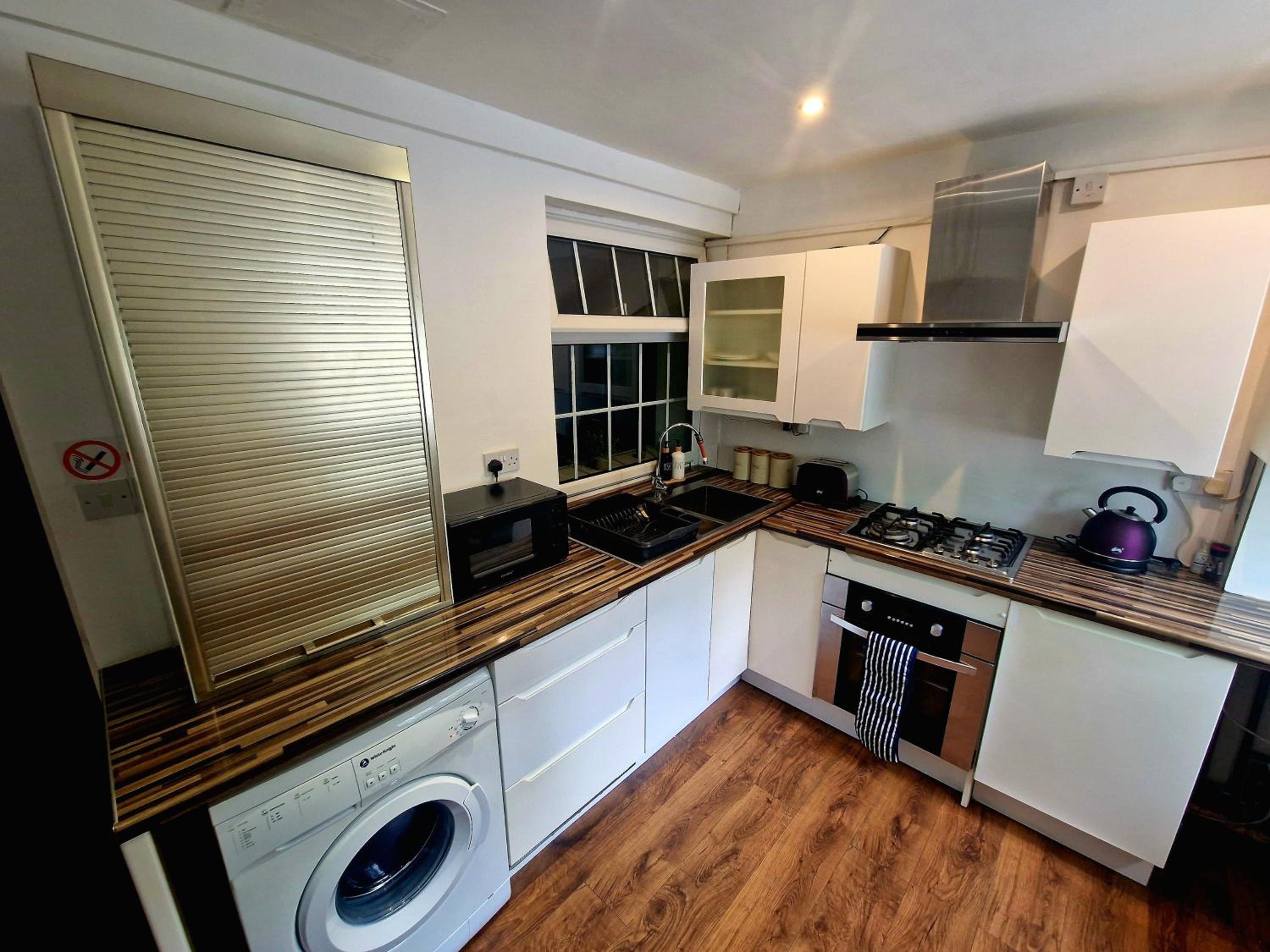 Private Courtyard apartment in Bradford with Parking view 4