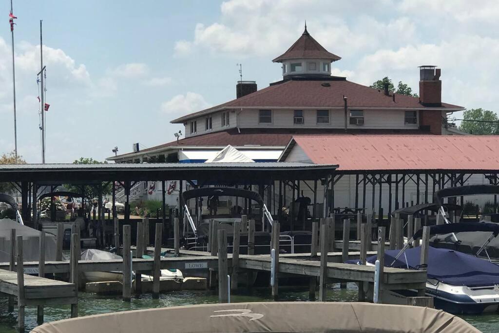Adorable Buckeye Lake Cottage