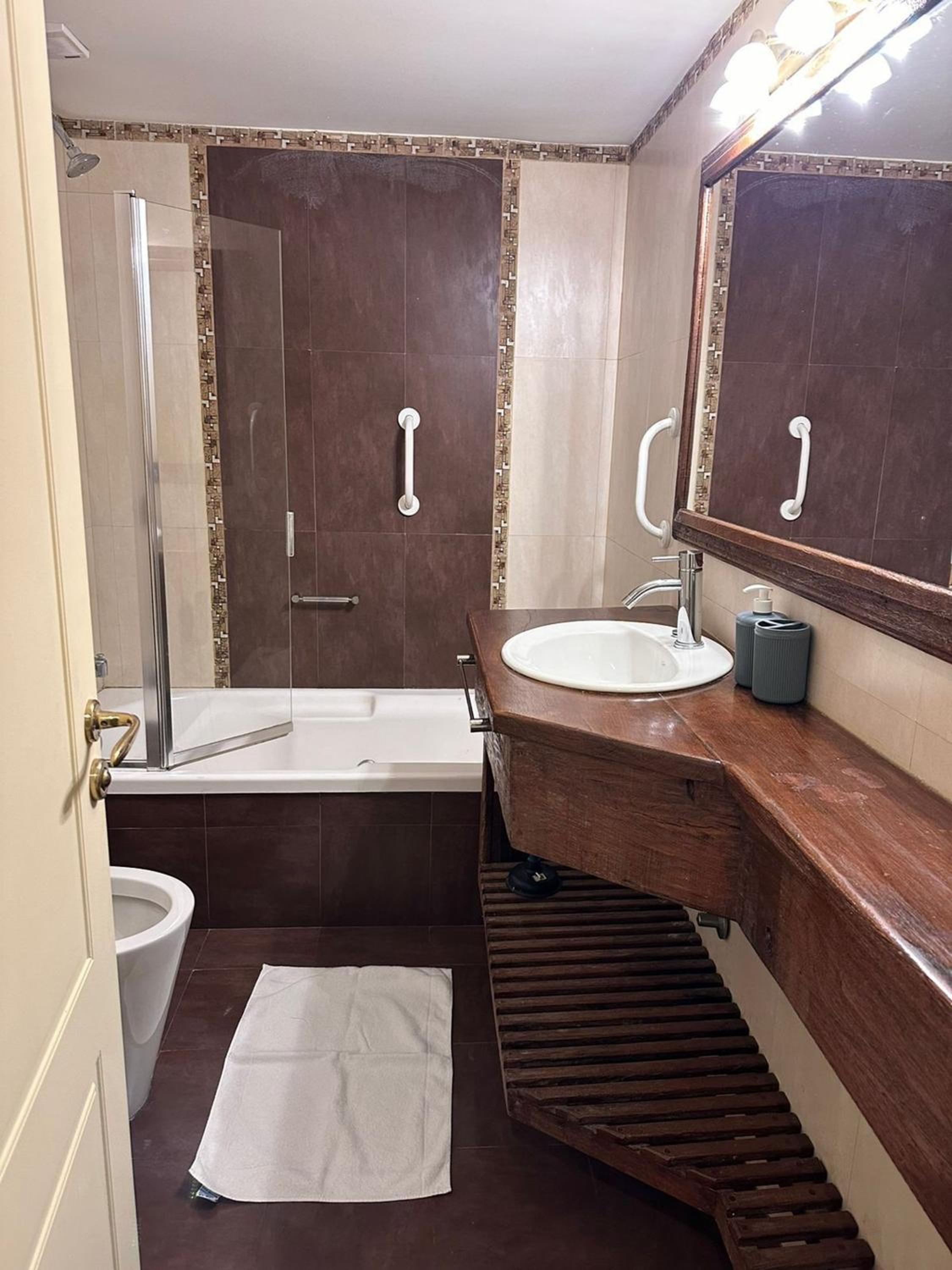 Viejo Lobo - Aunaisin apartamento sobre calle principal