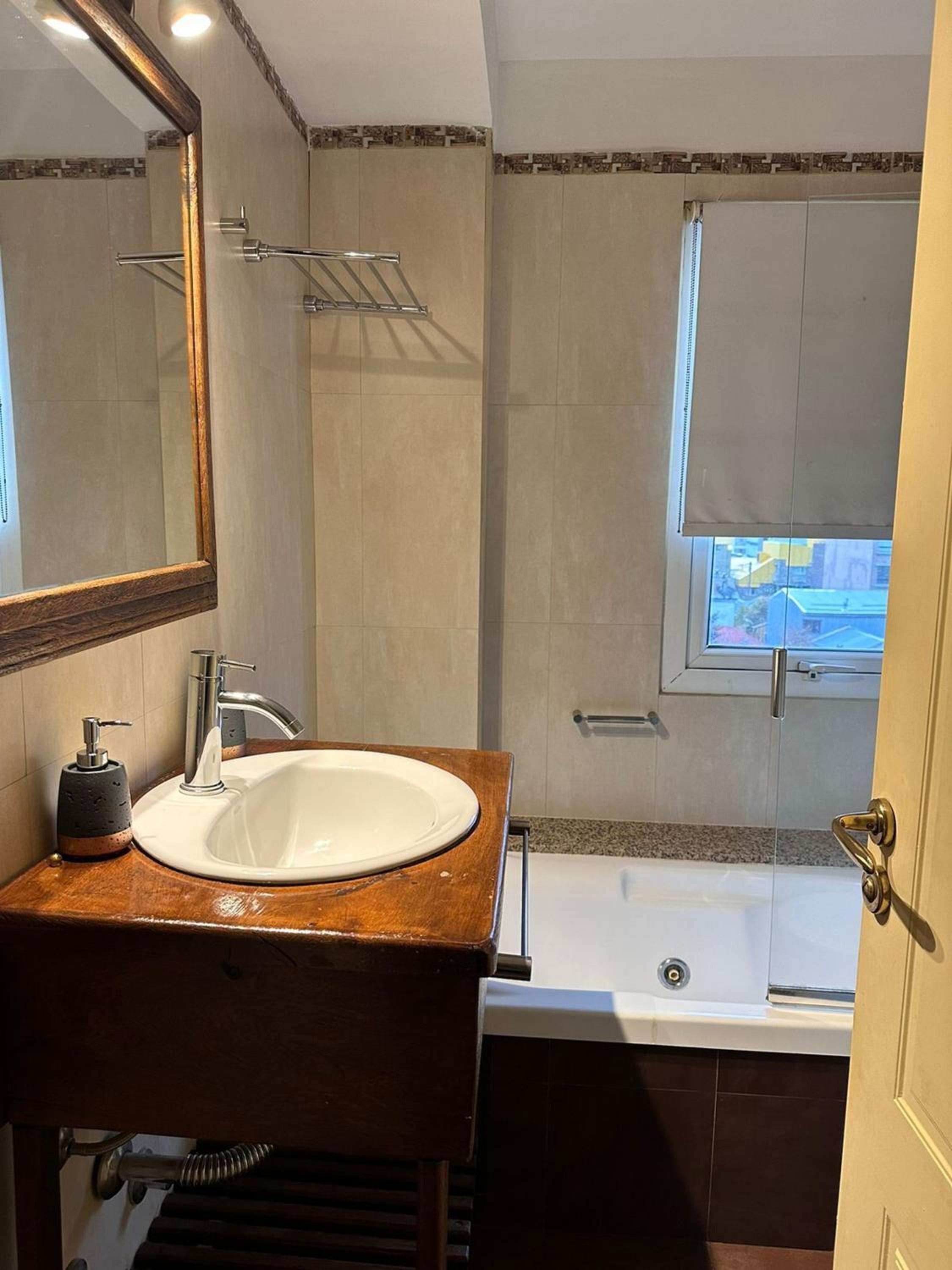 Viejo Lobo - Aunaisin apartamento sobre calle principal