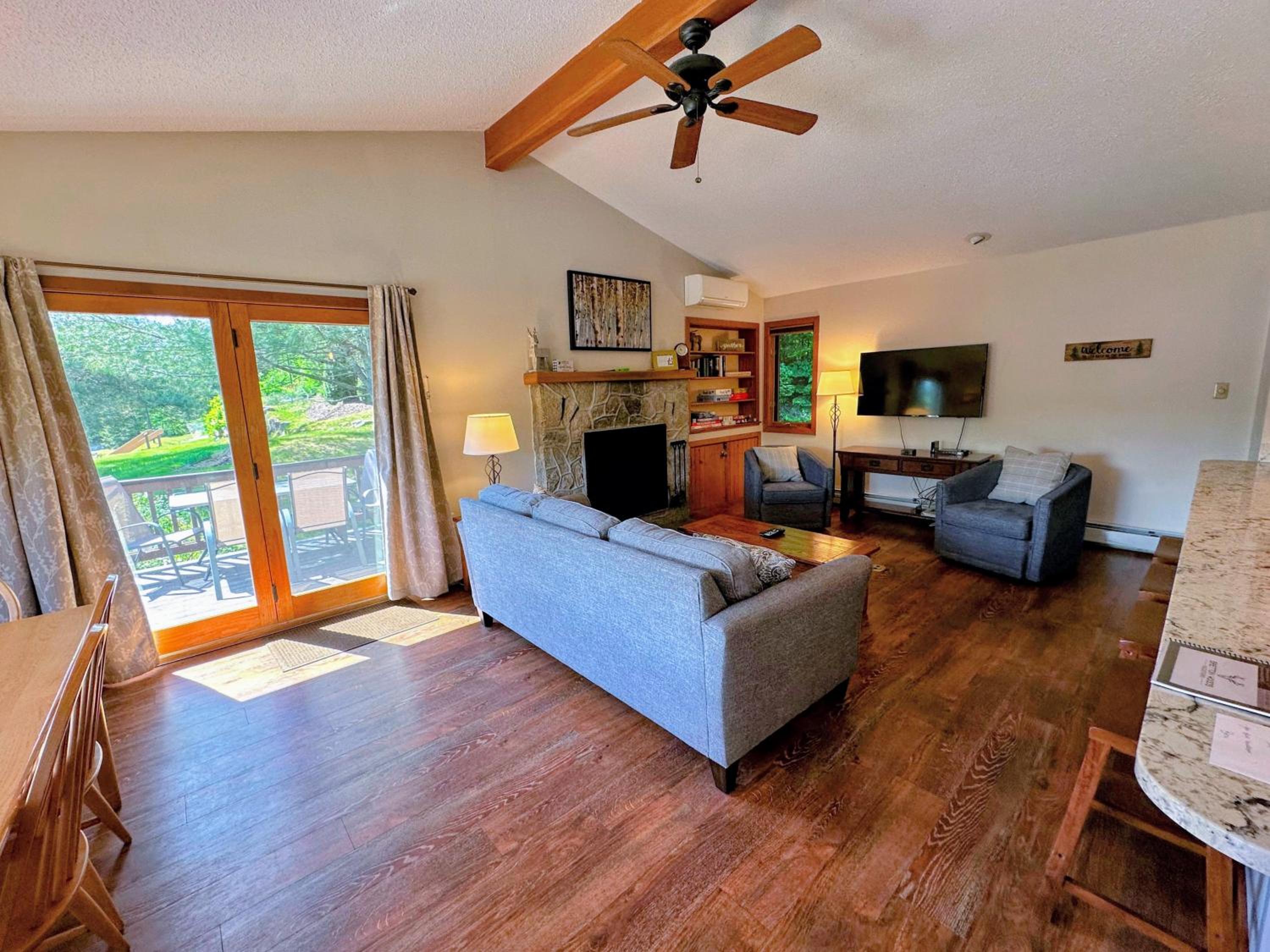 O8 Renovated Forest Cottage Townhome with great Mt Washington views fast wifi Walk to skiing