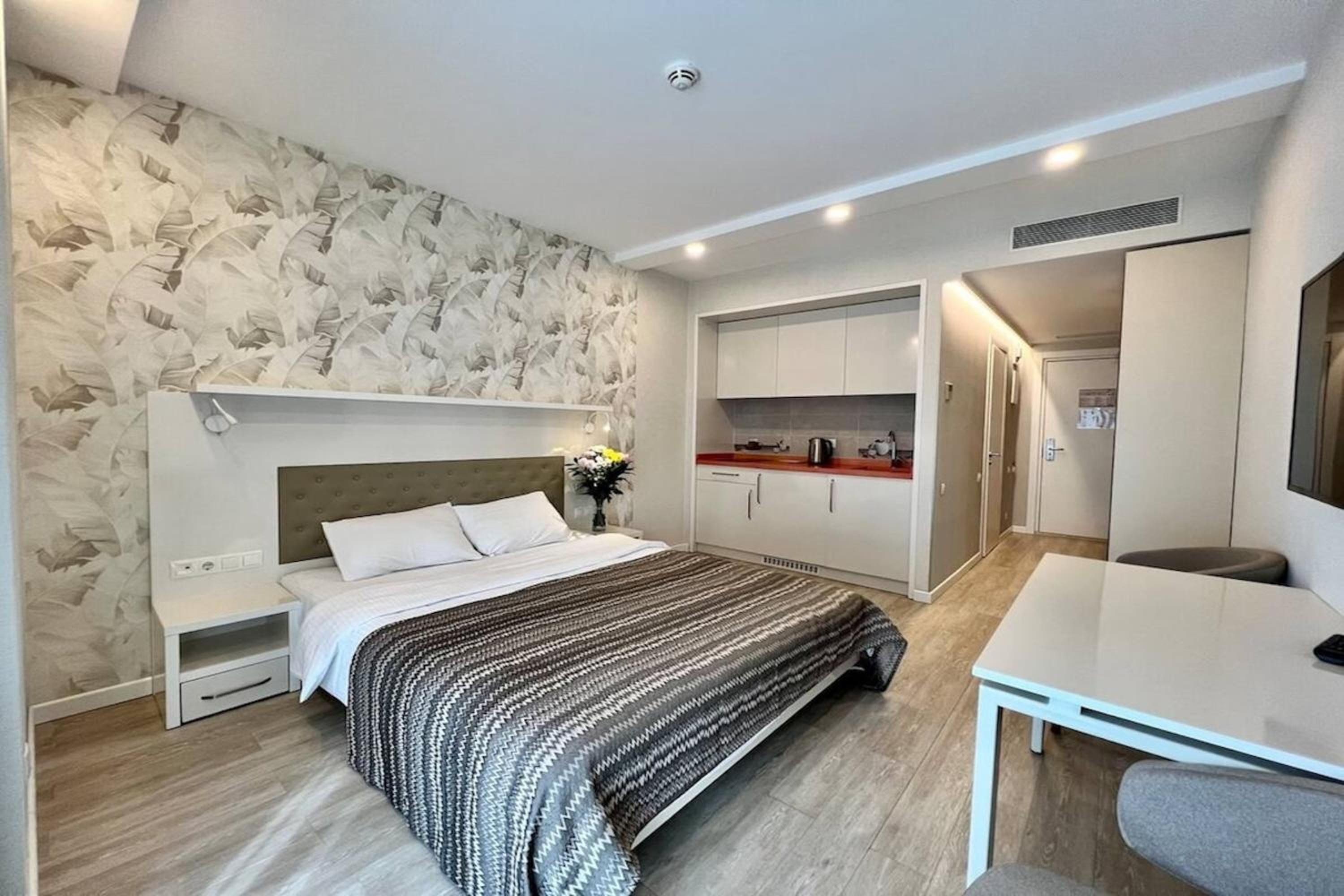Epica Luxury suit view 5