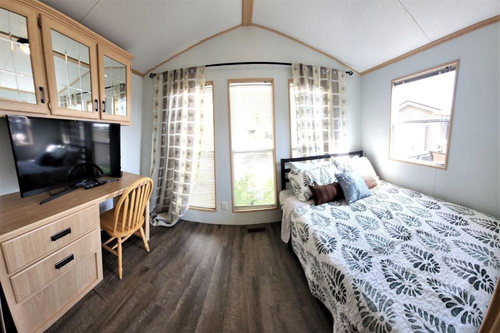 2 BR Cottage with Lake View at Sherkston Resort, Sleep 6