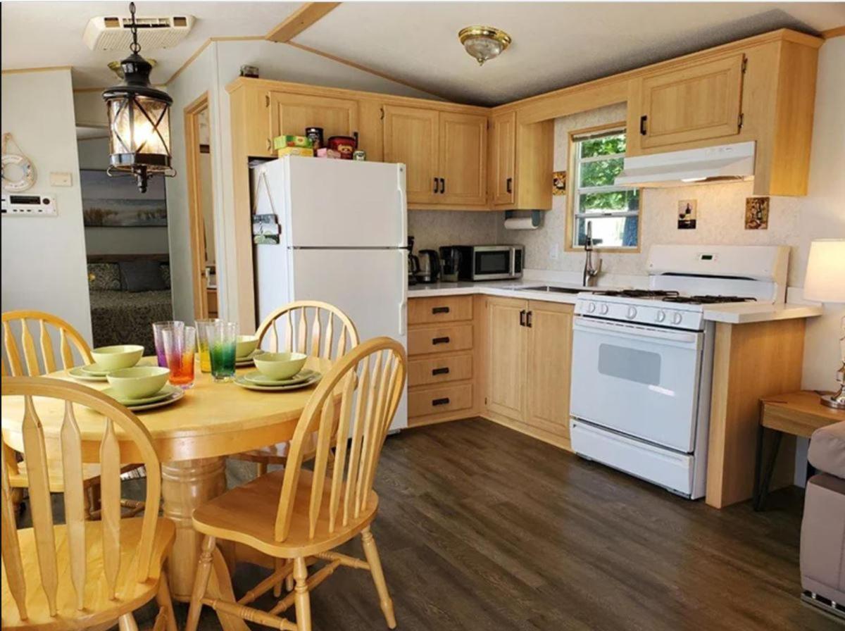 2 BR Cottage with Lake View at Sherkston Resort, Sleep 6