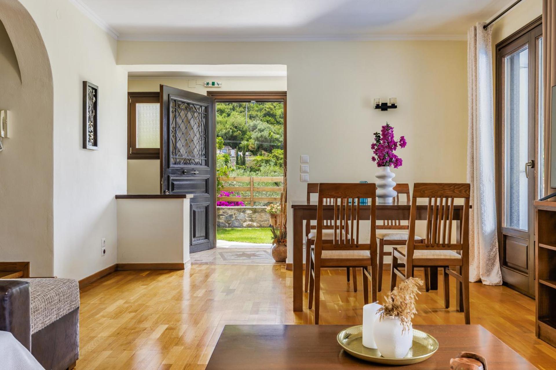 Alexandra Pool Villa - Comfort & Views Near Town view 4