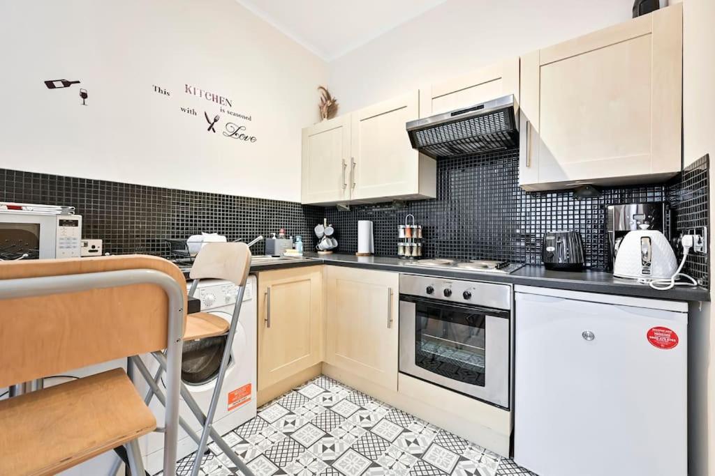 The Perfect Queensway Studio Apartment