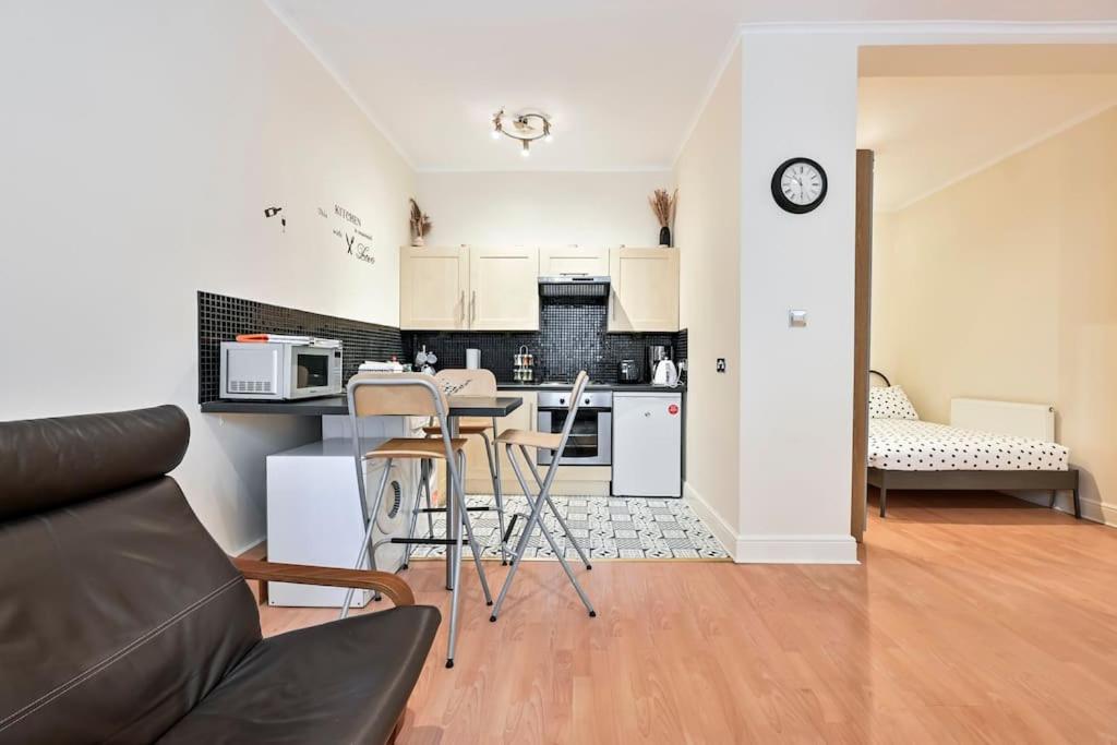 The Perfect Queensway Studio Apartment
