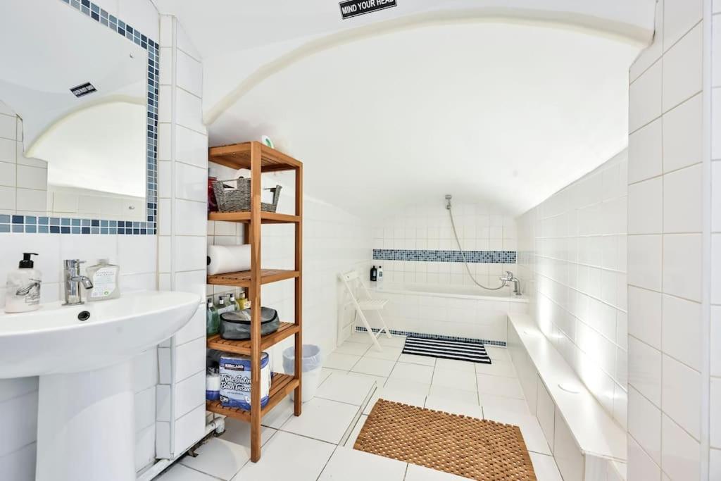The Perfect Queensway Studio Apartment