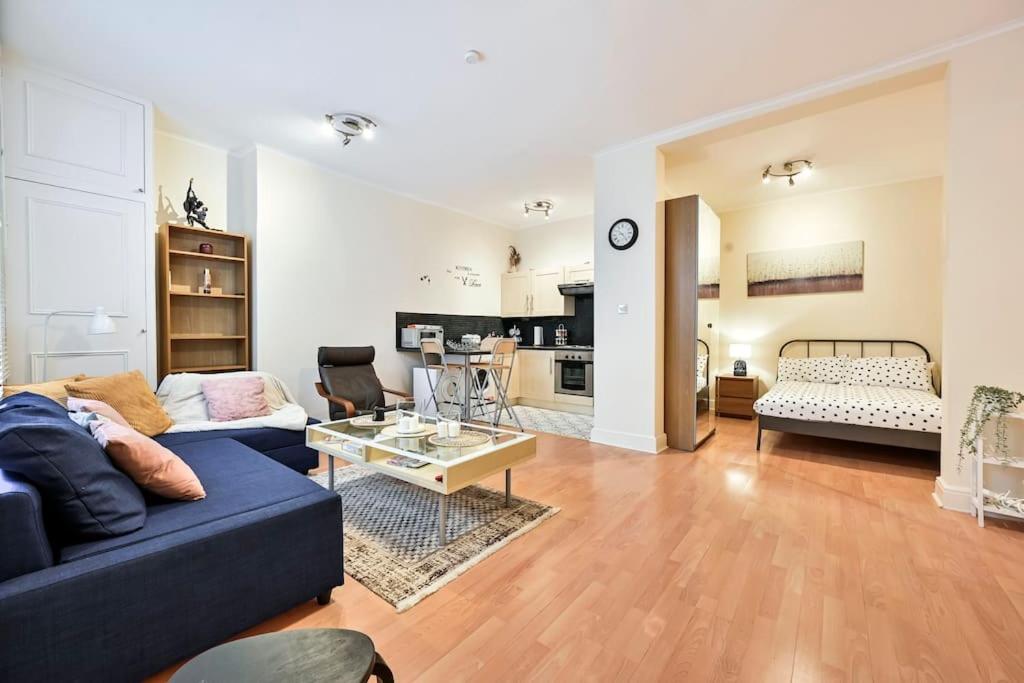 The Perfect Queensway Studio Apartment