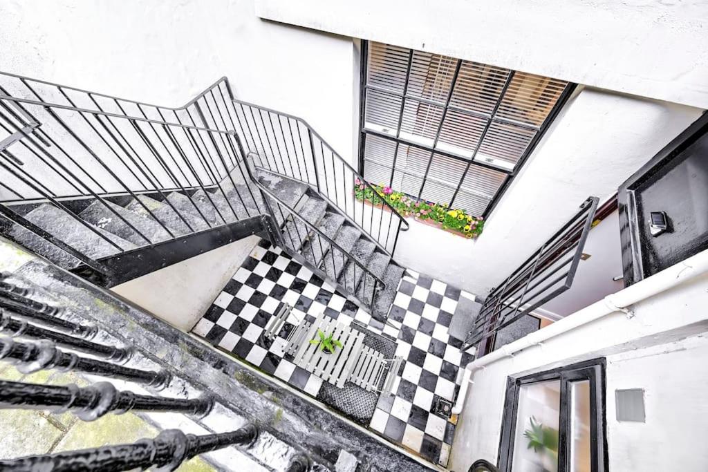 The Perfect Queensway Studio Apartment