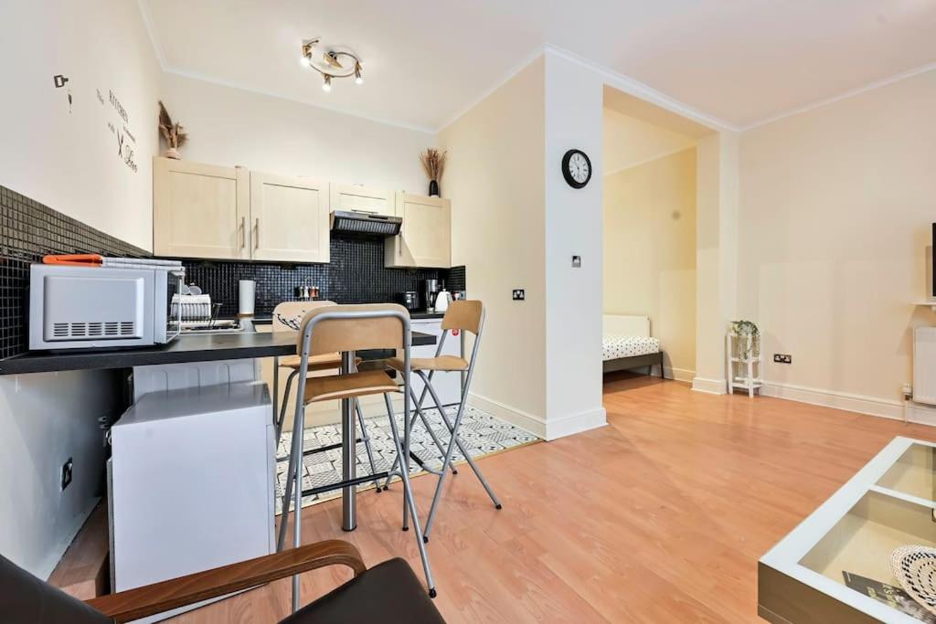 The Perfect Queensway Studio Apartment